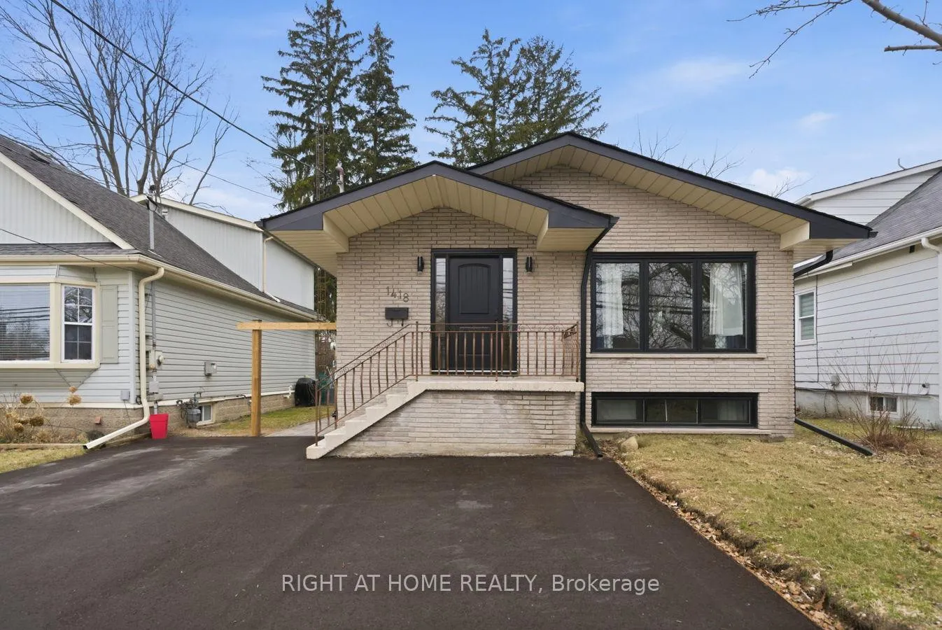 Front of 1418 Simcoe Street N