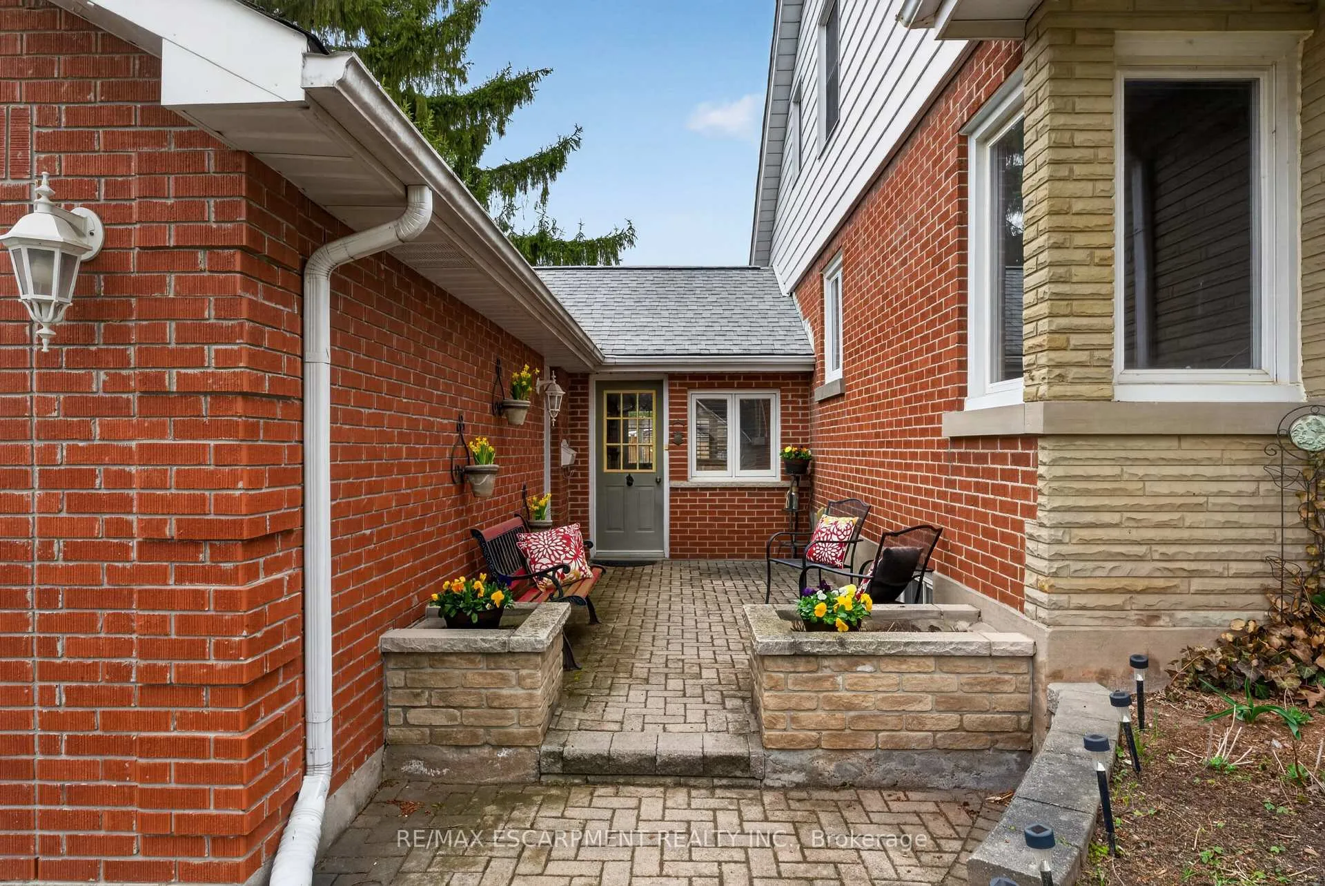 Photo 3 of 57 Park Avenue E, Burlington, LaSalle — HOMEH