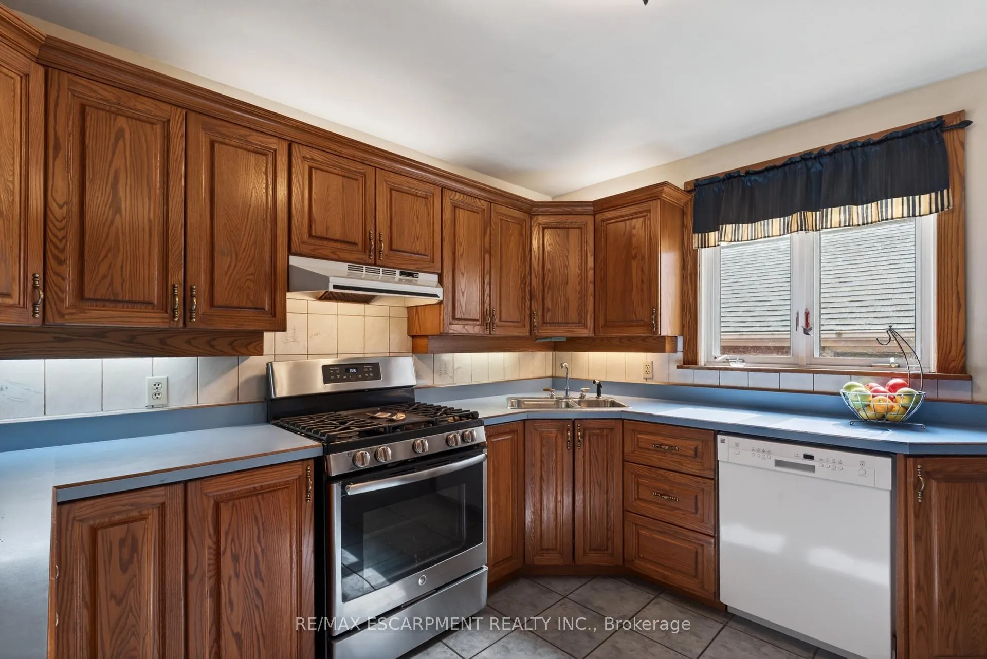 Photo 7 of 57 Park Avenue E, Burlington, LaSalle — HOMEH