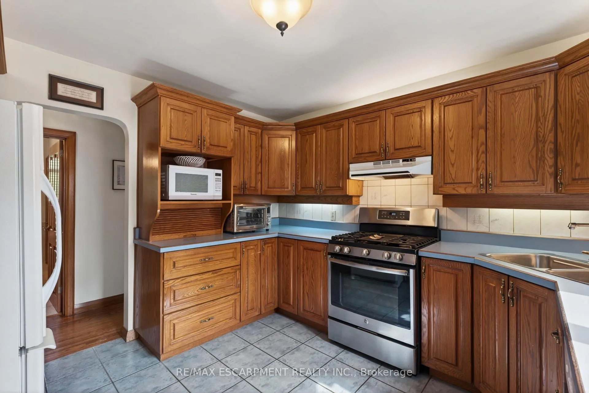 Photo 8 of 57 Park Avenue E, Burlington, LaSalle — HOMEH