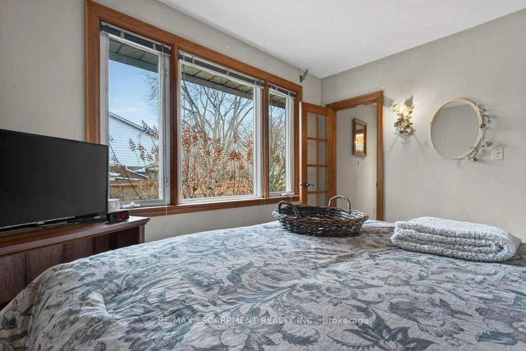 Photo 13 of 57 Park Avenue E, Burlington, LaSalle — HOMEH