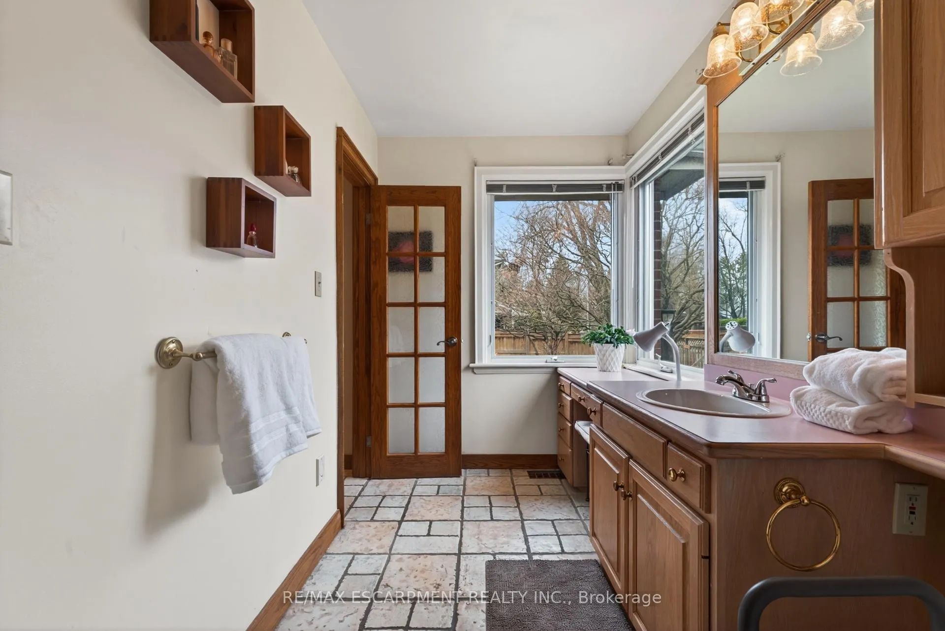 Photo 14 of 57 Park Avenue E, Burlington, LaSalle — HOMEH