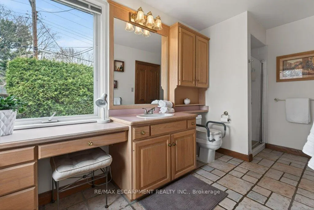 Photo 15 of 57 Park Avenue E, Burlington, LaSalle — HOMEH