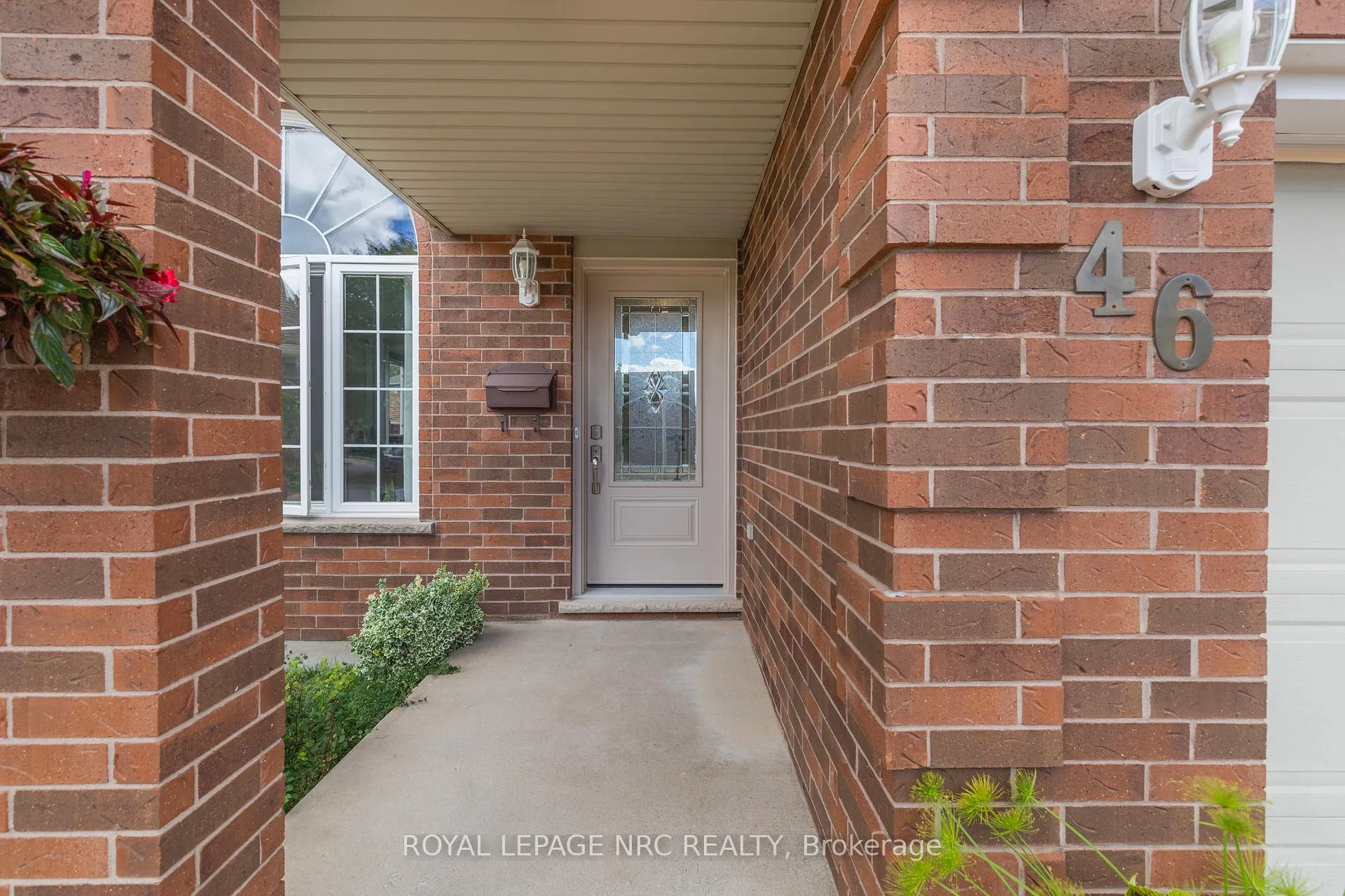 Photo 3 of 46 Foxhill Crescent, St. Catharines, Rykert/Vansickle — HOMEH