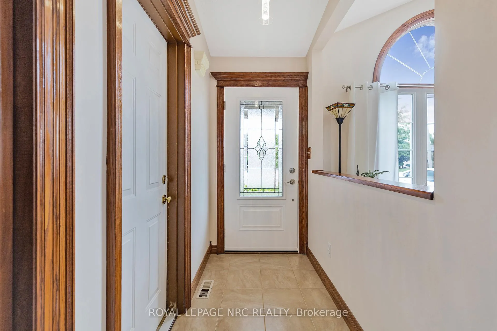 Photo 4 of 46 Foxhill Crescent, St. Catharines, Rykert/Vansickle — HOMEH