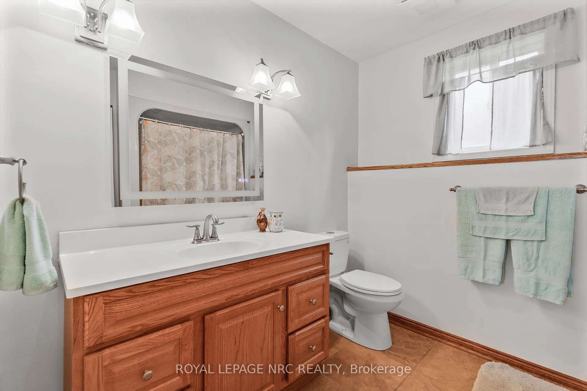Photo 25 of 46 Foxhill Crescent, St. Catharines, Rykert/Vansickle — HOMEH