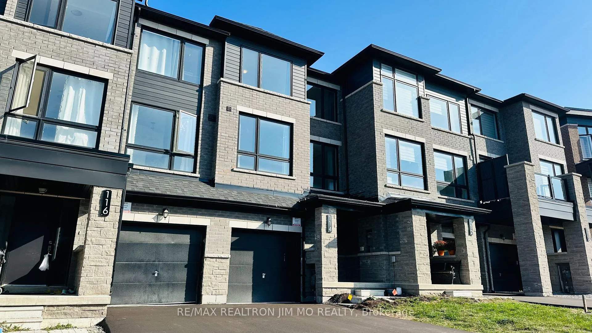 Photo 2 of 114 Blue Forest Crescent, Barrie, Innis-Shore — HOMEH