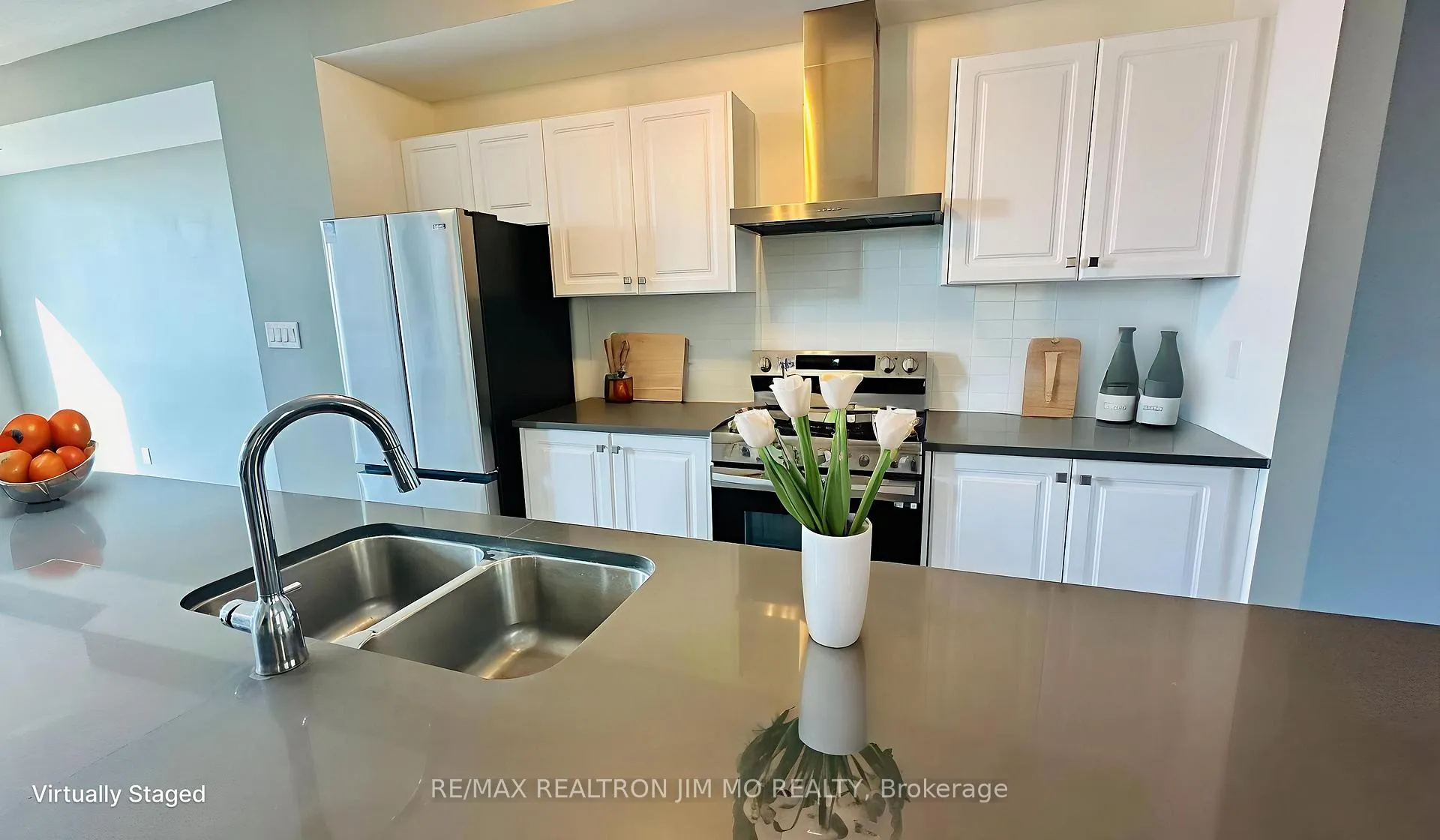 Photo 3 of 114 Blue Forest Crescent, Barrie, Innis-Shore — HOMEH