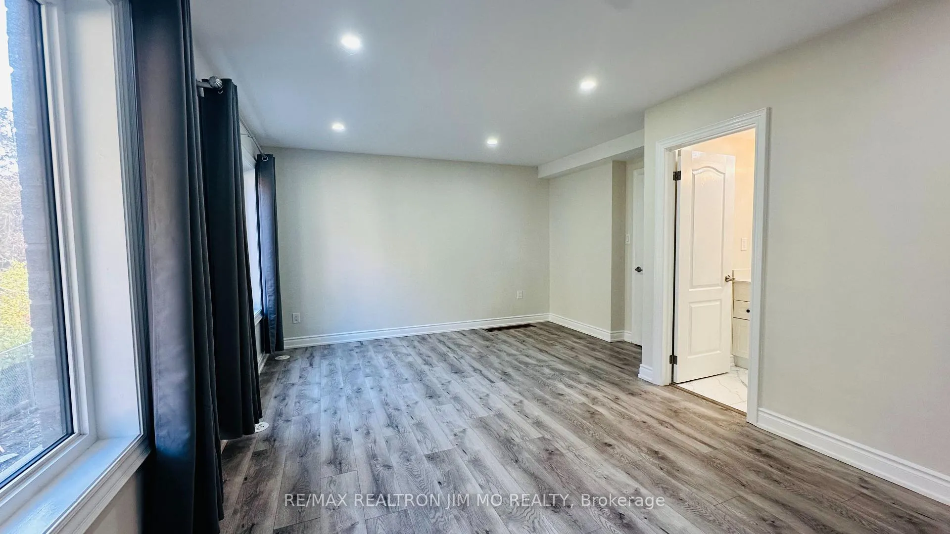 Photo 10 of 114 Blue Forest Crescent, Barrie, Innis-Shore — HOMEH