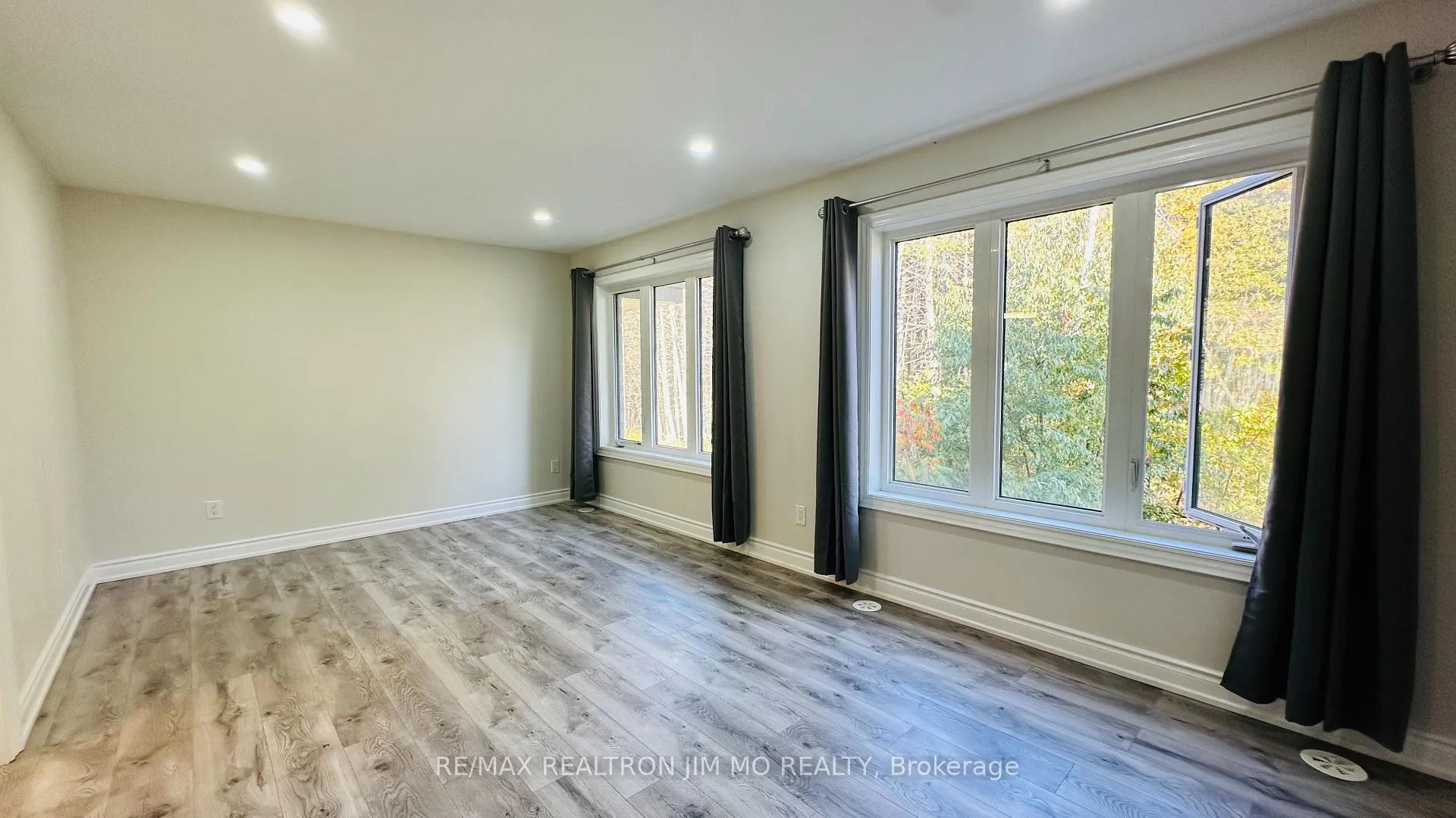 Photo 11 of 114 Blue Forest Crescent, Barrie, Innis-Shore — HOMEH