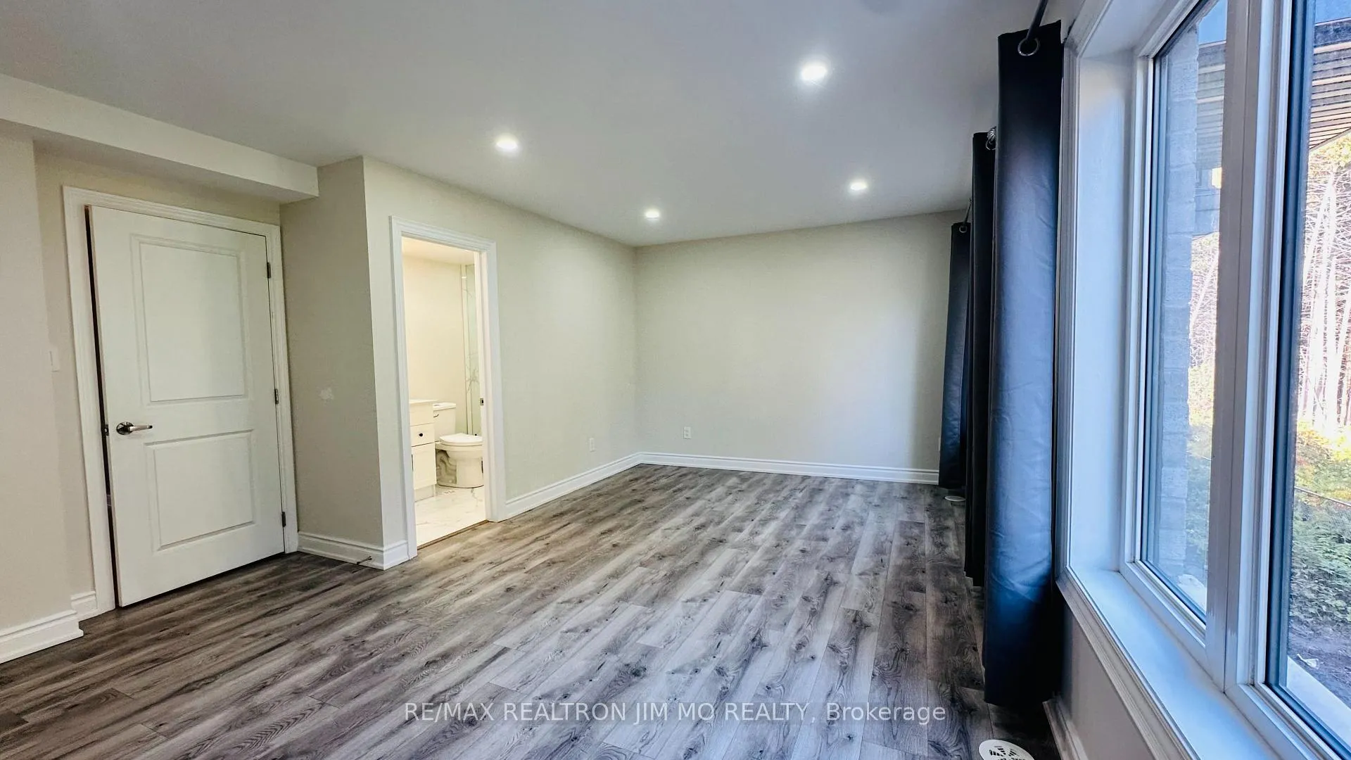 Photo 12 of 114 Blue Forest Crescent, Barrie, Innis-Shore — HOMEH