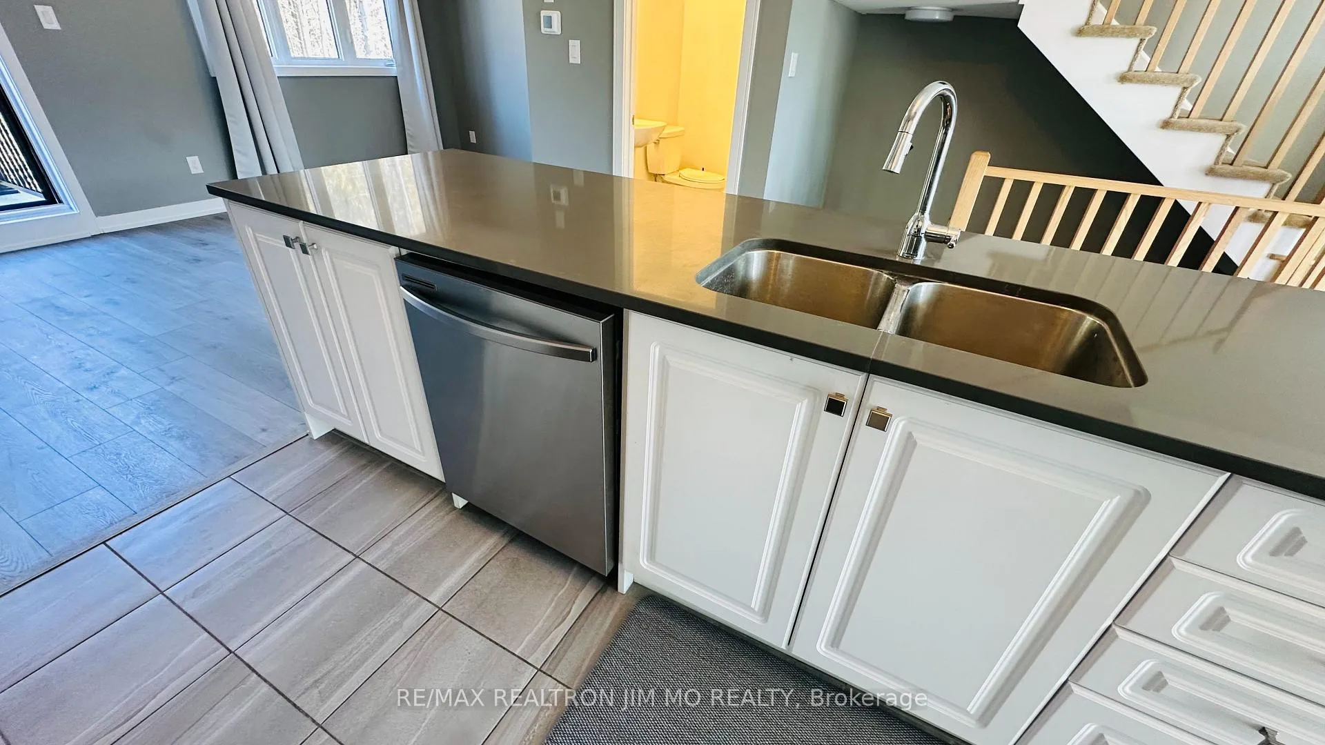 Photo 14 of 114 Blue Forest Crescent, Barrie, Innis-Shore — HOMEH