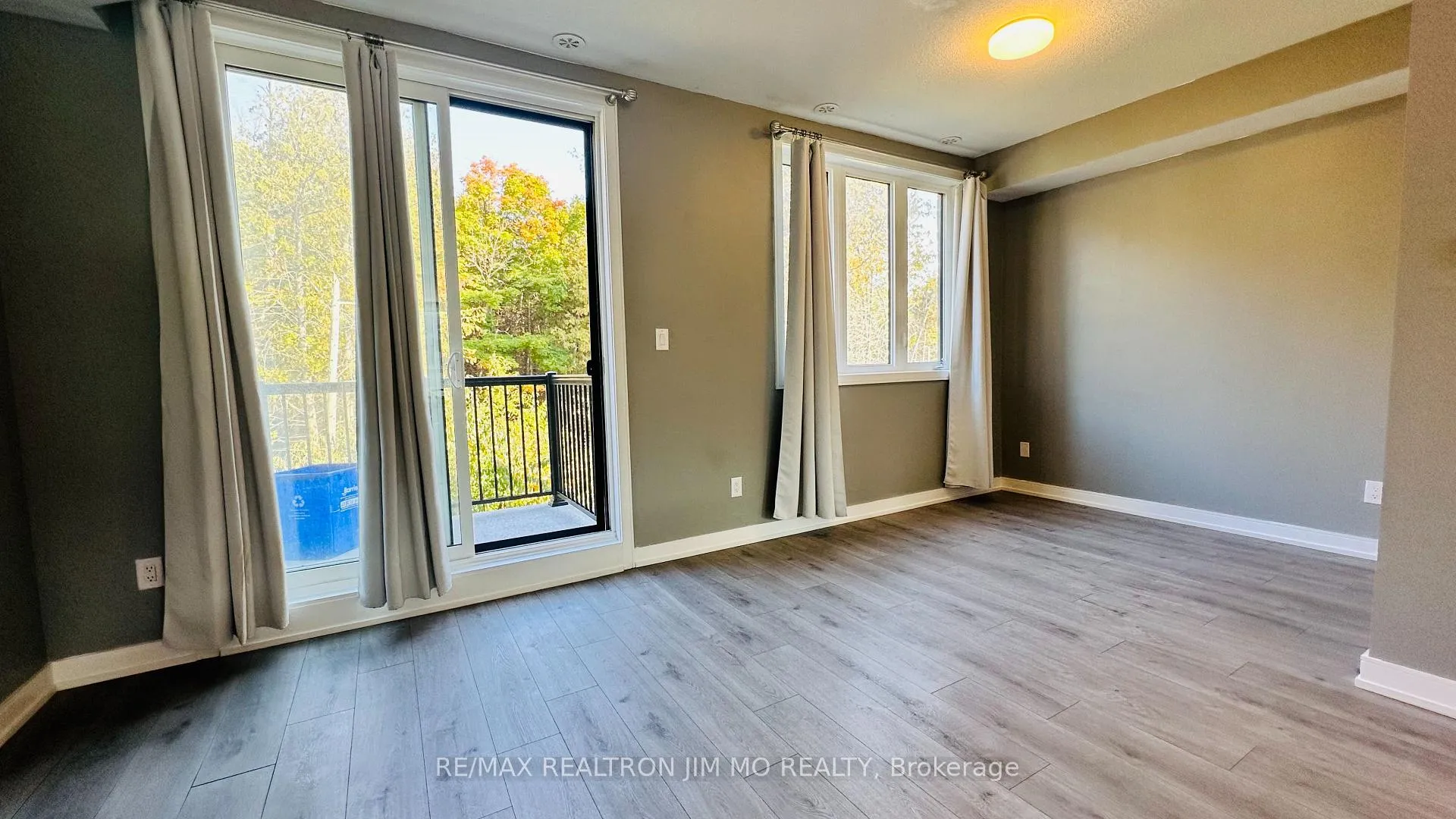 Photo 16 of 114 Blue Forest Crescent, Barrie, Innis-Shore — HOMEH