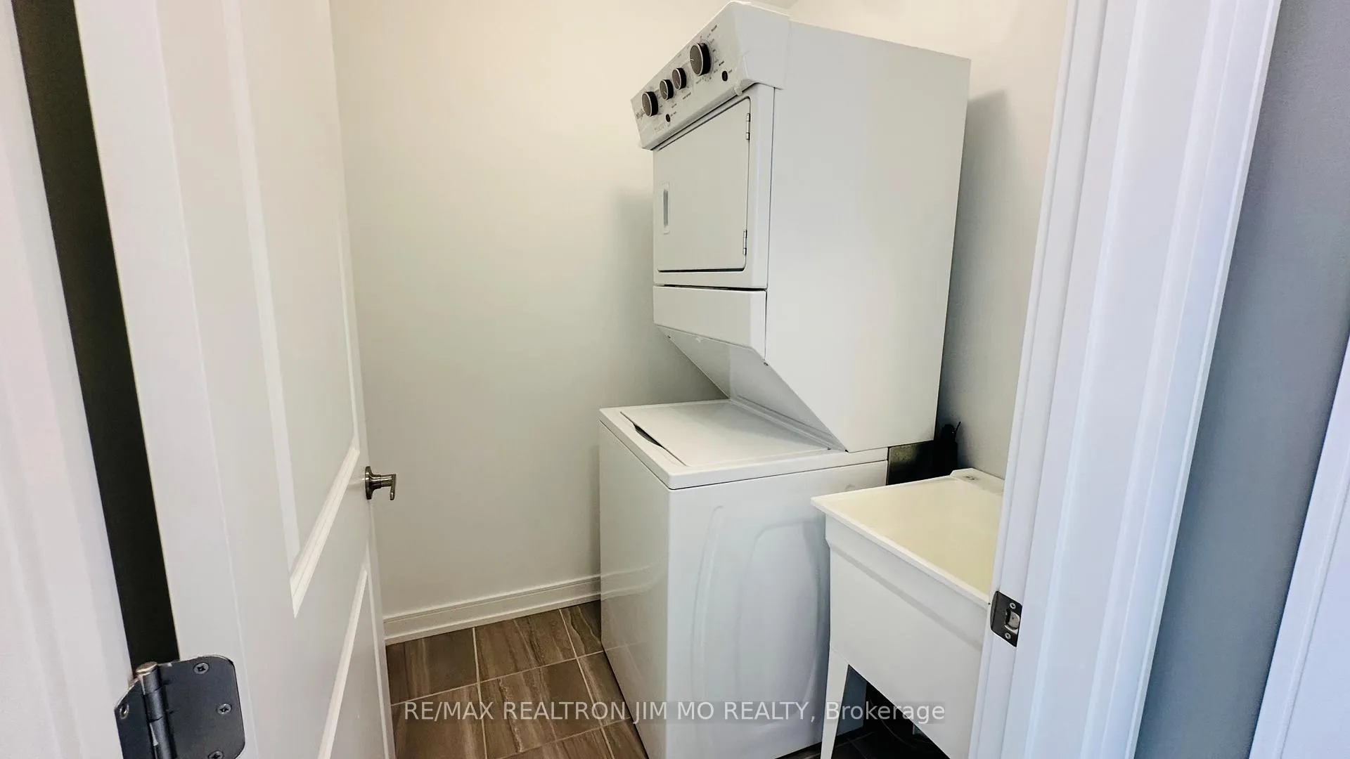 Photo 28 of 114 Blue Forest Crescent, Barrie, Innis-Shore — HOMEH
