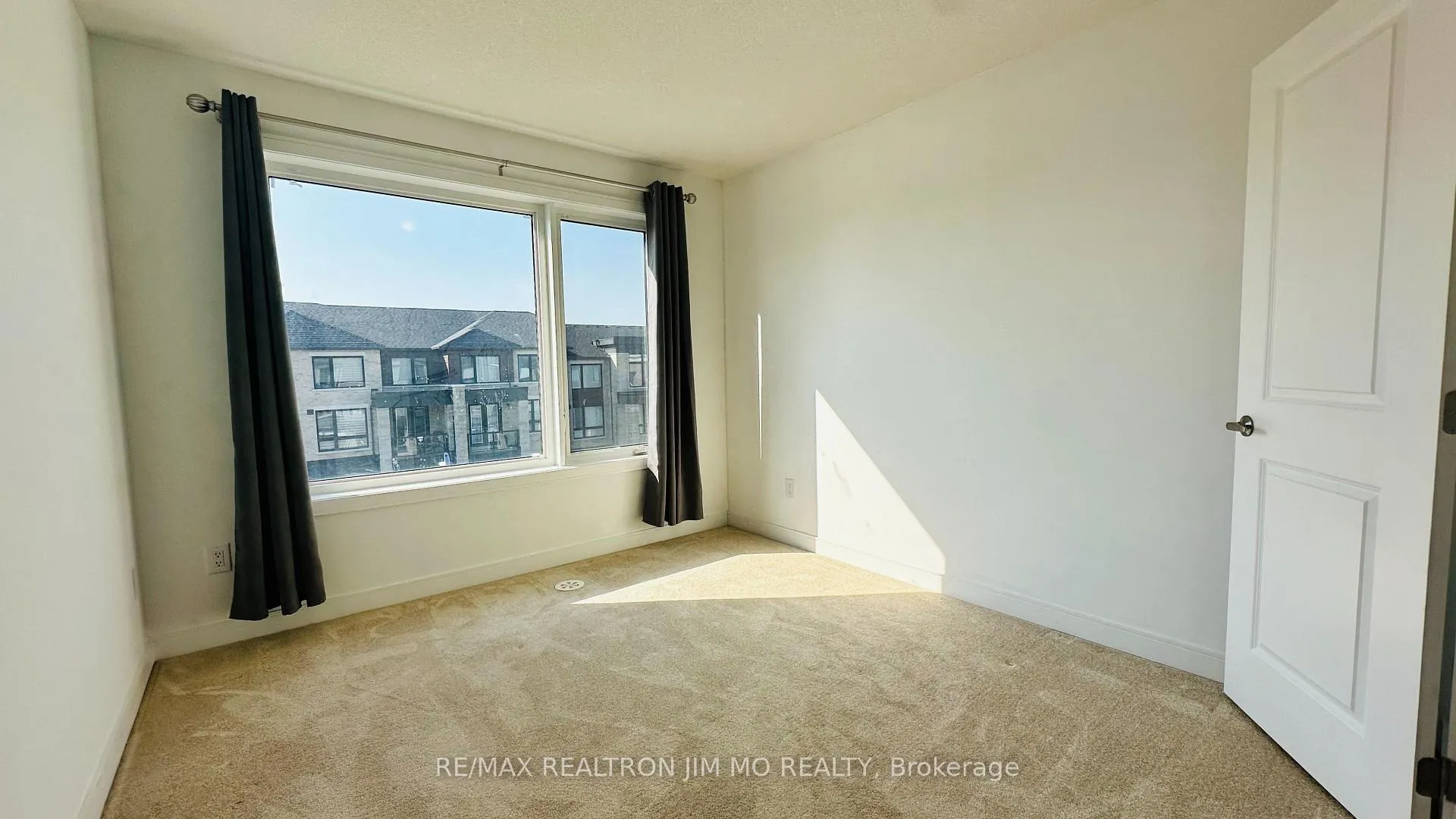 Photo 29 of 114 Blue Forest Crescent, Barrie, Innis-Shore — HOMEH