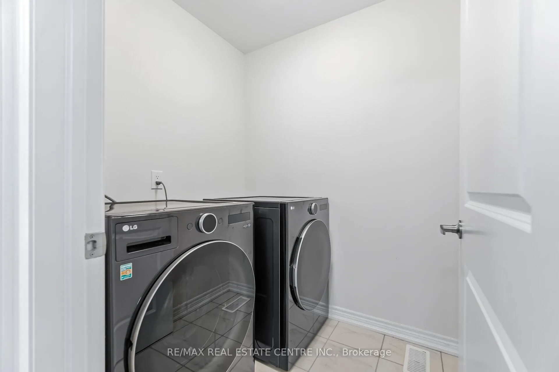 Photo 29 of 212 Broadacre Drive, Kitchener — HOMEH