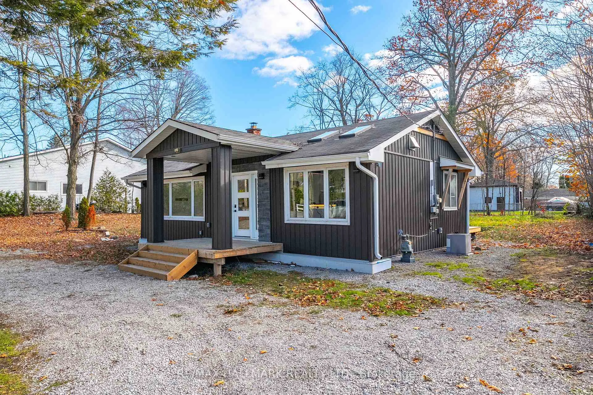 Photo 3 of 43 Lakeside Drive, Innisfil, Rural Innisfil — HOMEH