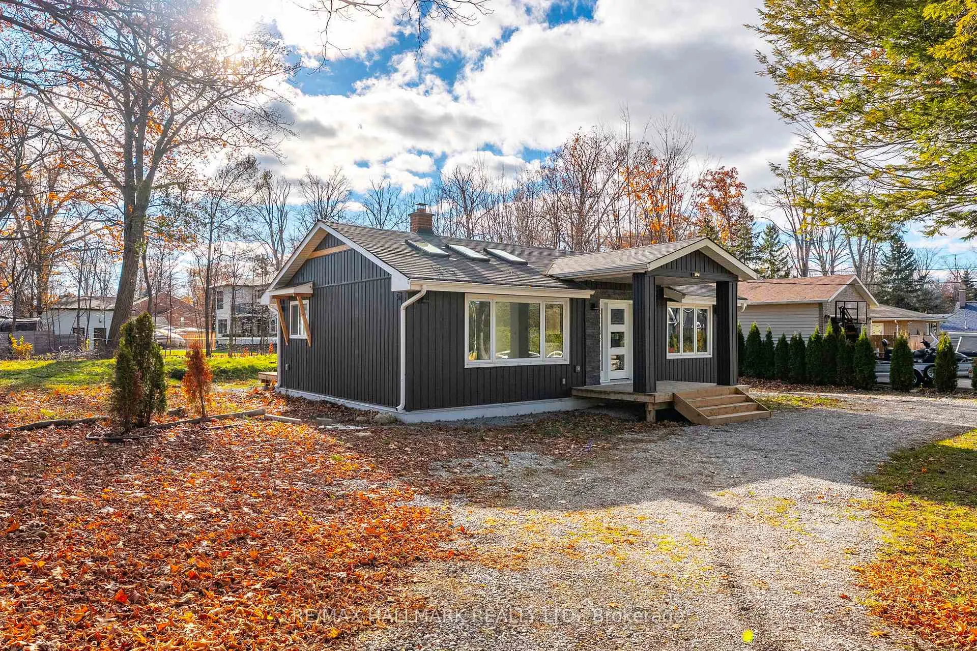 Photo 4 of 43 Lakeside Drive, Innisfil, Rural Innisfil — HOMEH