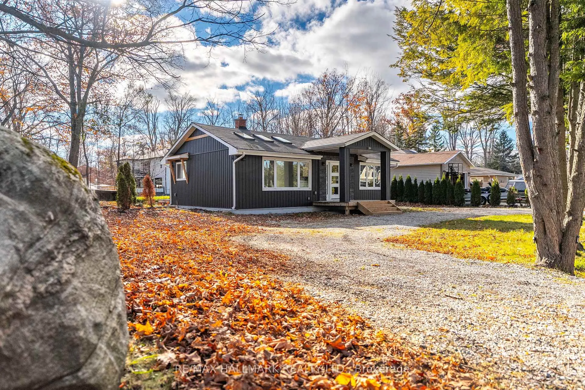 Photo 5 of 43 Lakeside Drive, Innisfil, Rural Innisfil — HOMEH