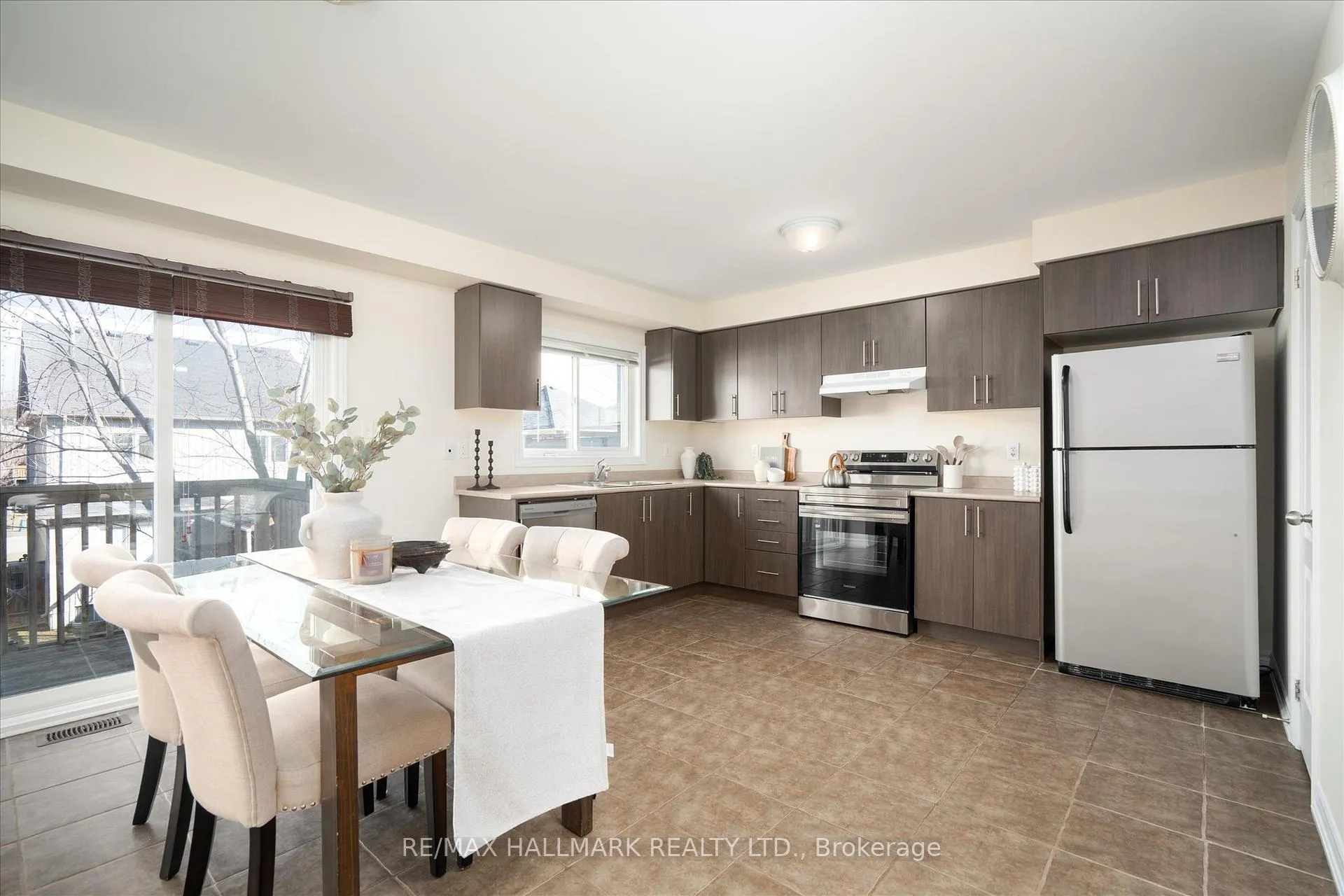 Photo 6 of 32 Katerson Lane, Clarington, Courtice — HOMEH