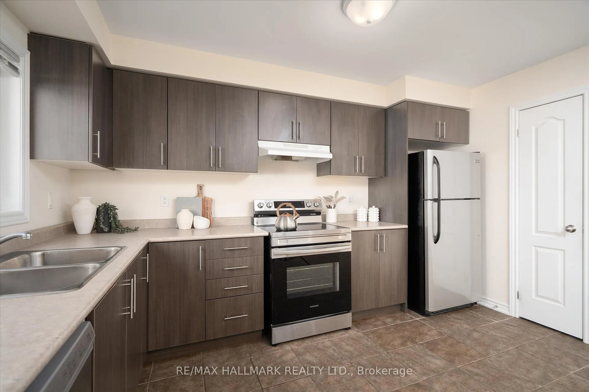 Photo 8 of 32 Katerson Lane, Clarington, Courtice — HOMEH