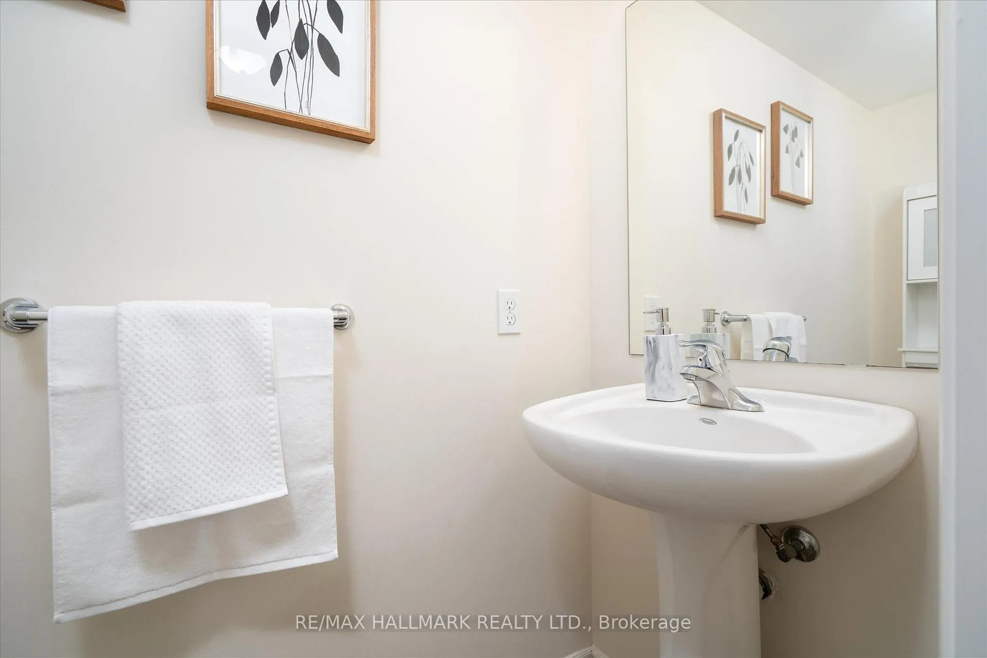 Photo 14 of 32 Katerson Lane, Clarington, Courtice — HOMEH