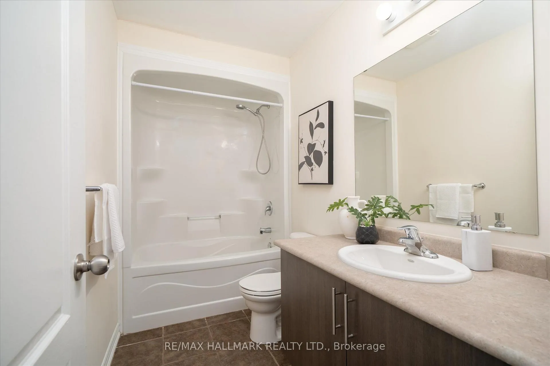 Photo 22 of 32 Katerson Lane, Clarington, Courtice — HOMEH