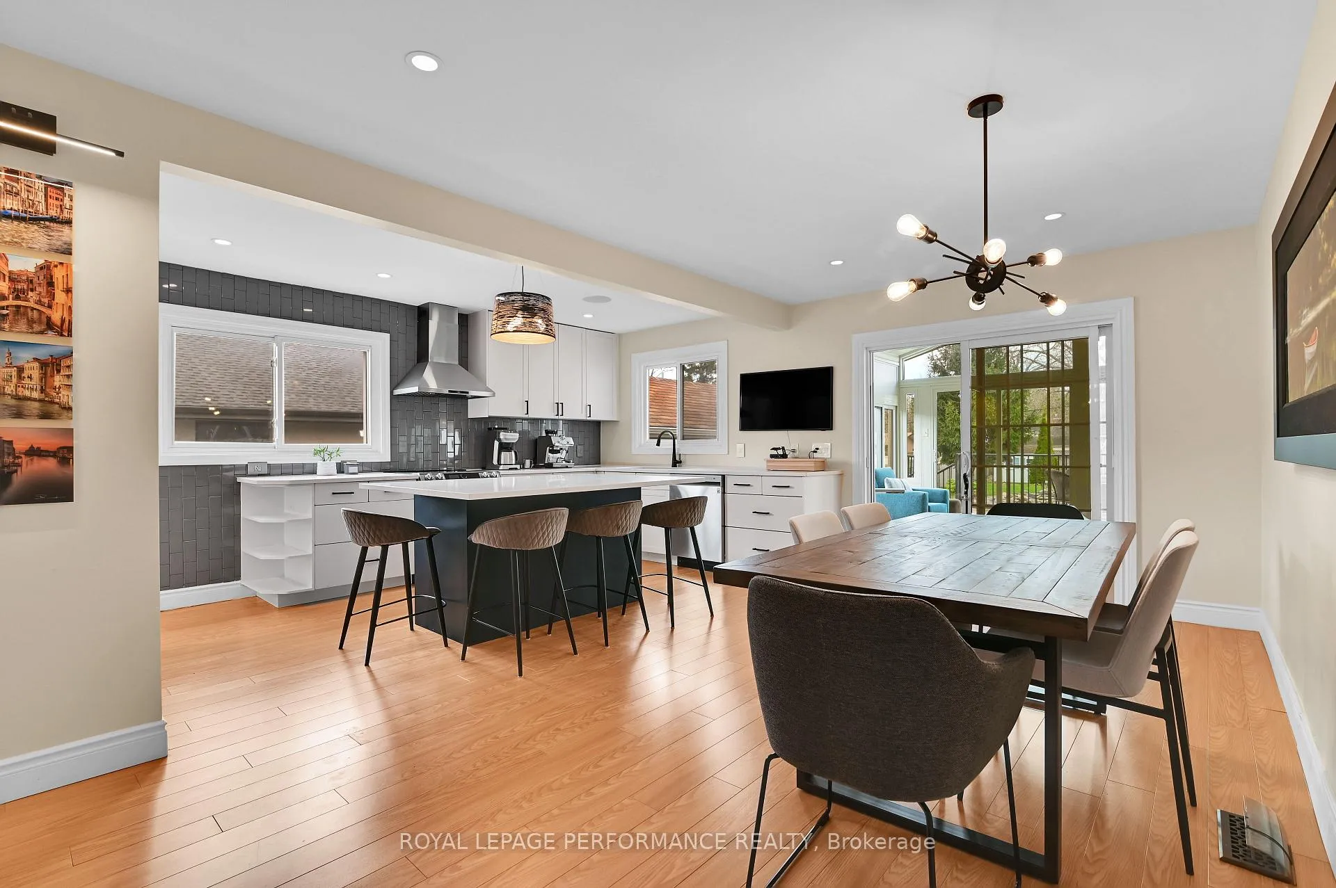 Photo 9 of 328 Pleasant Park Road, Ottawa, Alta Vista/Faircrest Heights — HOMEH