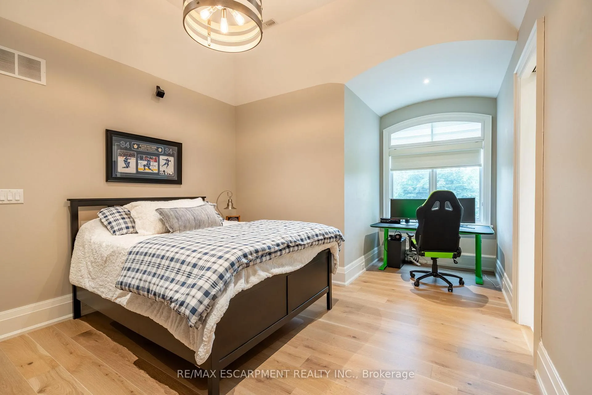 Photo 14 of 385 Pine Cove Road, Burlington, Roseland — HOMEH