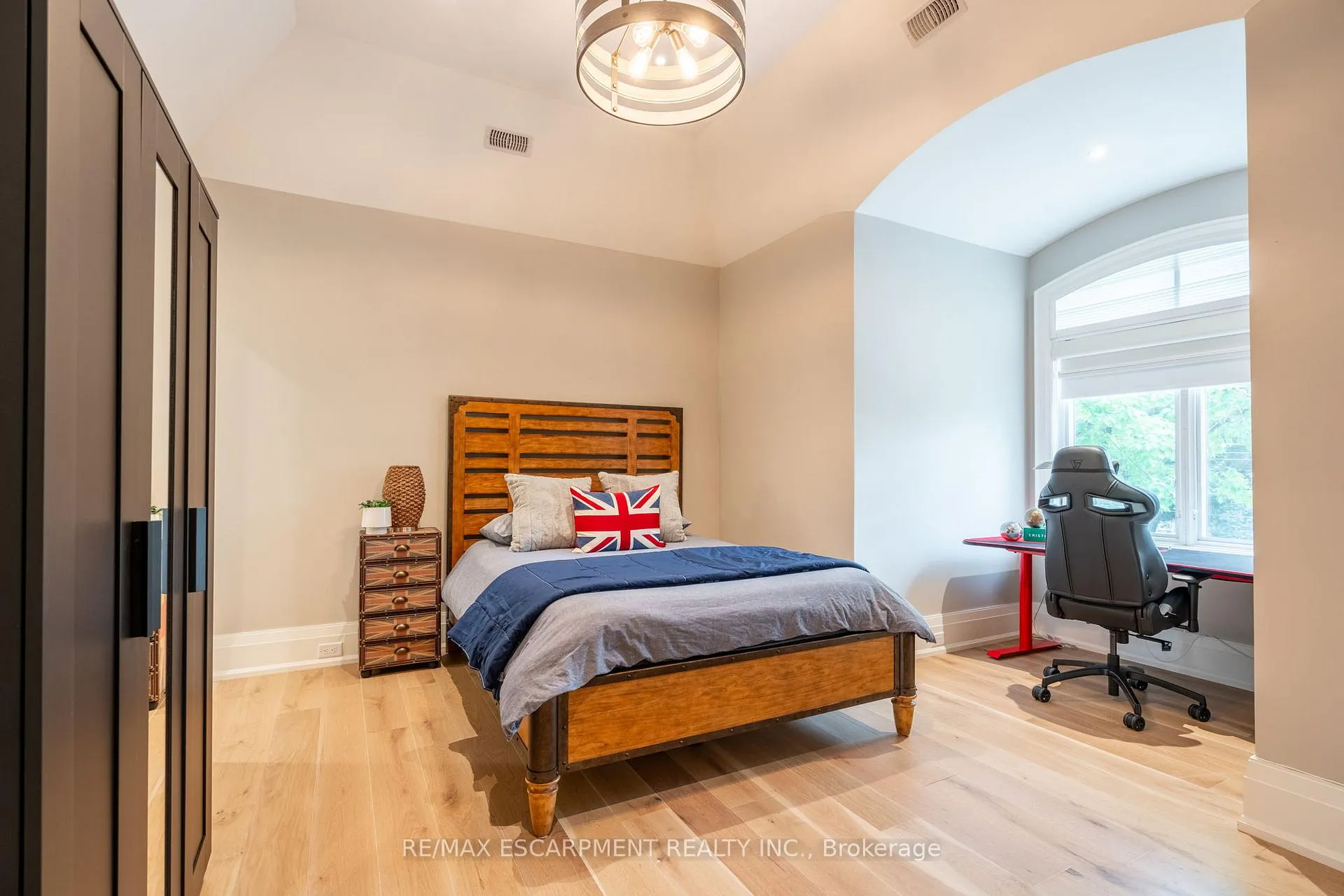 Photo 16 of 385 Pine Cove Road, Burlington, Roseland — HOMEH