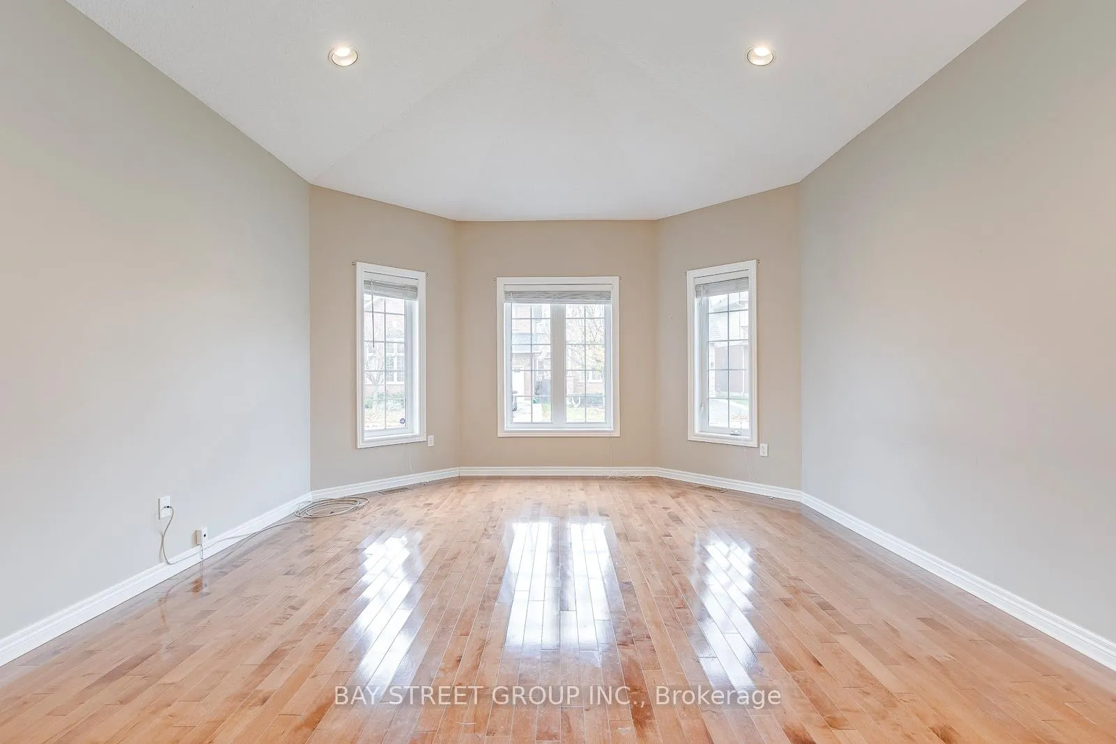 Photo 5 of 5218 Garland Crescent, Burlington, Orchard — HOMEH