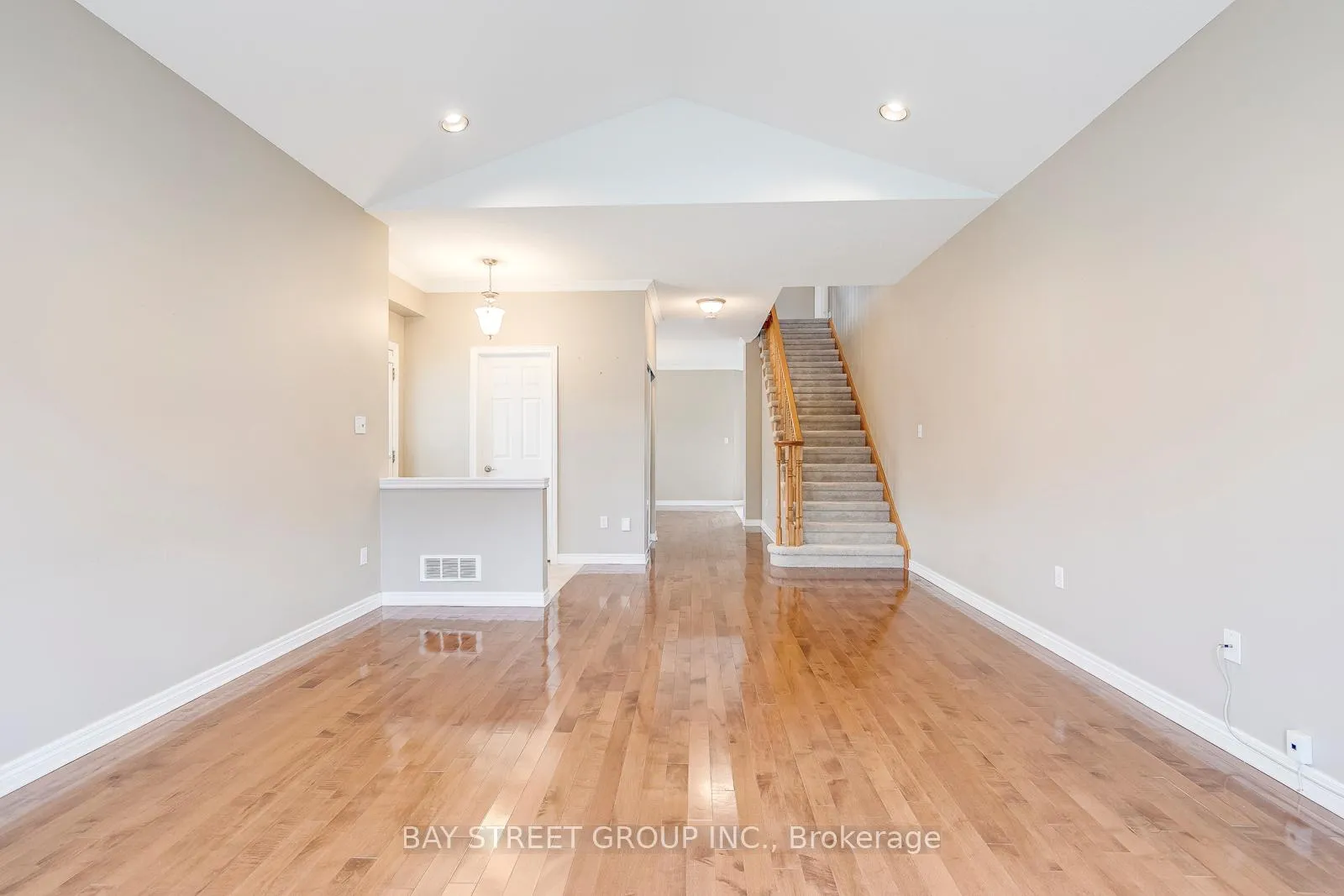 Photo 7 of 5218 Garland Crescent, Burlington, Orchard — HOMEH