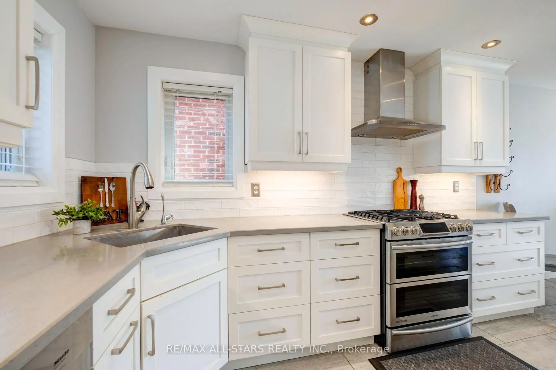 Photo 10 of 72 Wessex Drive, Whitby, Brooklin — HOMEH