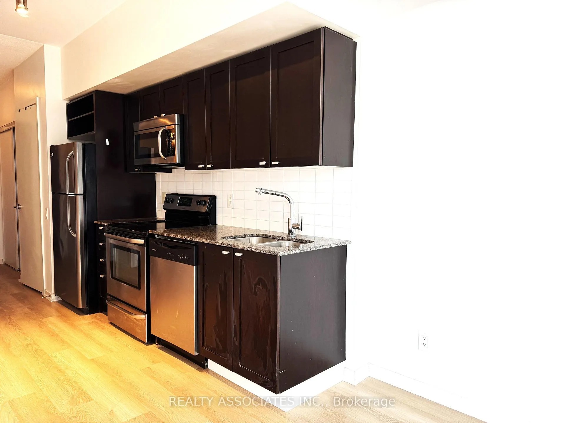 Photo 2 of Unit 813, 105 The Queensway Way, Toronto, High Park-Swansea — HOMEH