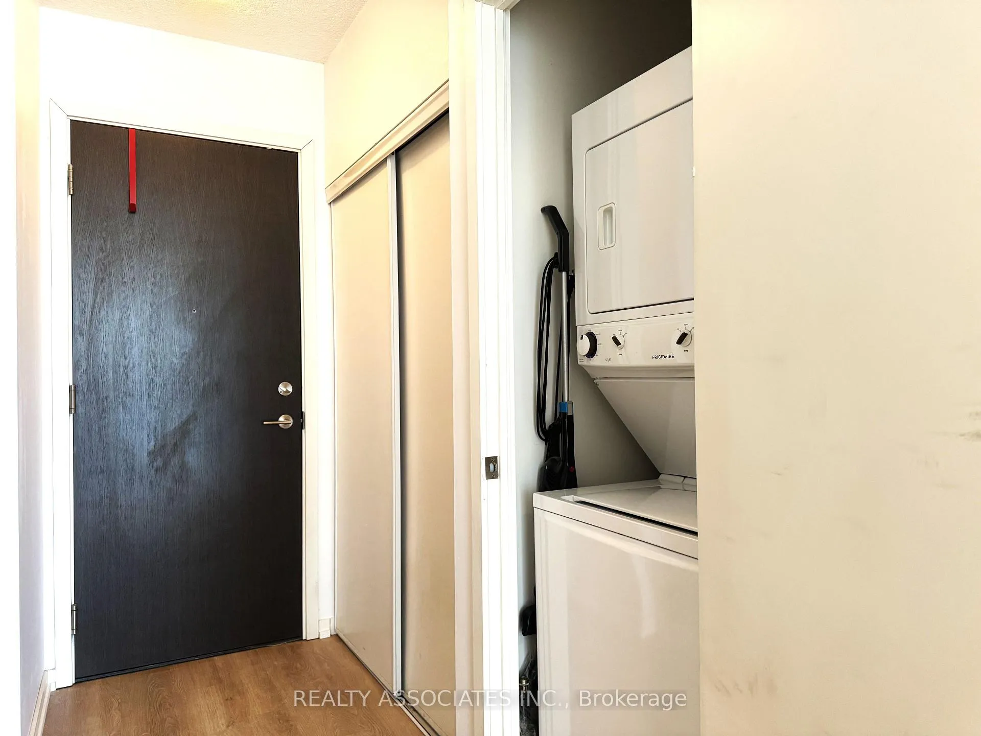 Photo 3 of Unit 813, 105 The Queensway Way, Toronto, High Park-Swansea — HOMEH