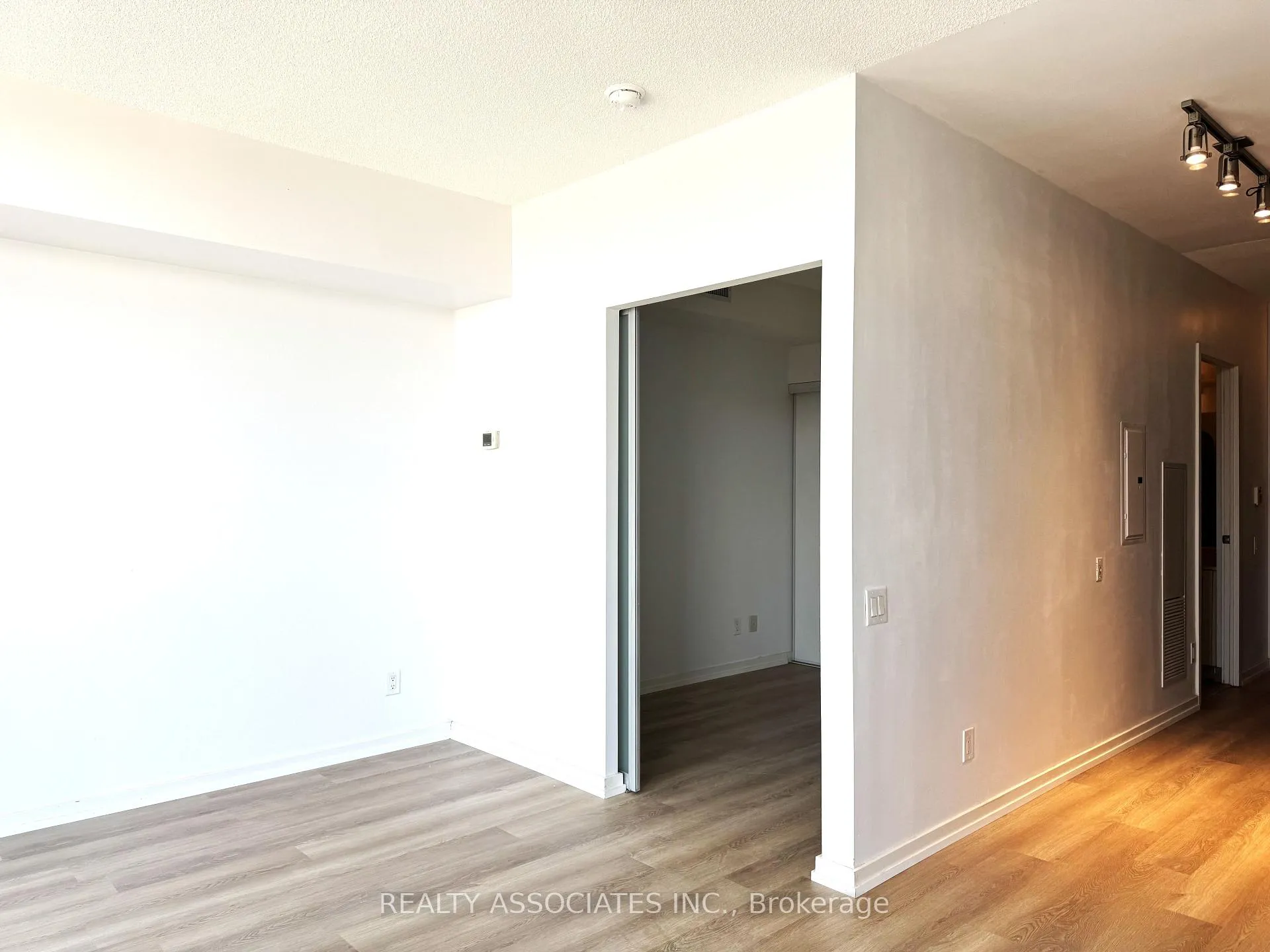 Photo 6 of Unit 813, 105 The Queensway Way, Toronto, High Park-Swansea — HOMEH