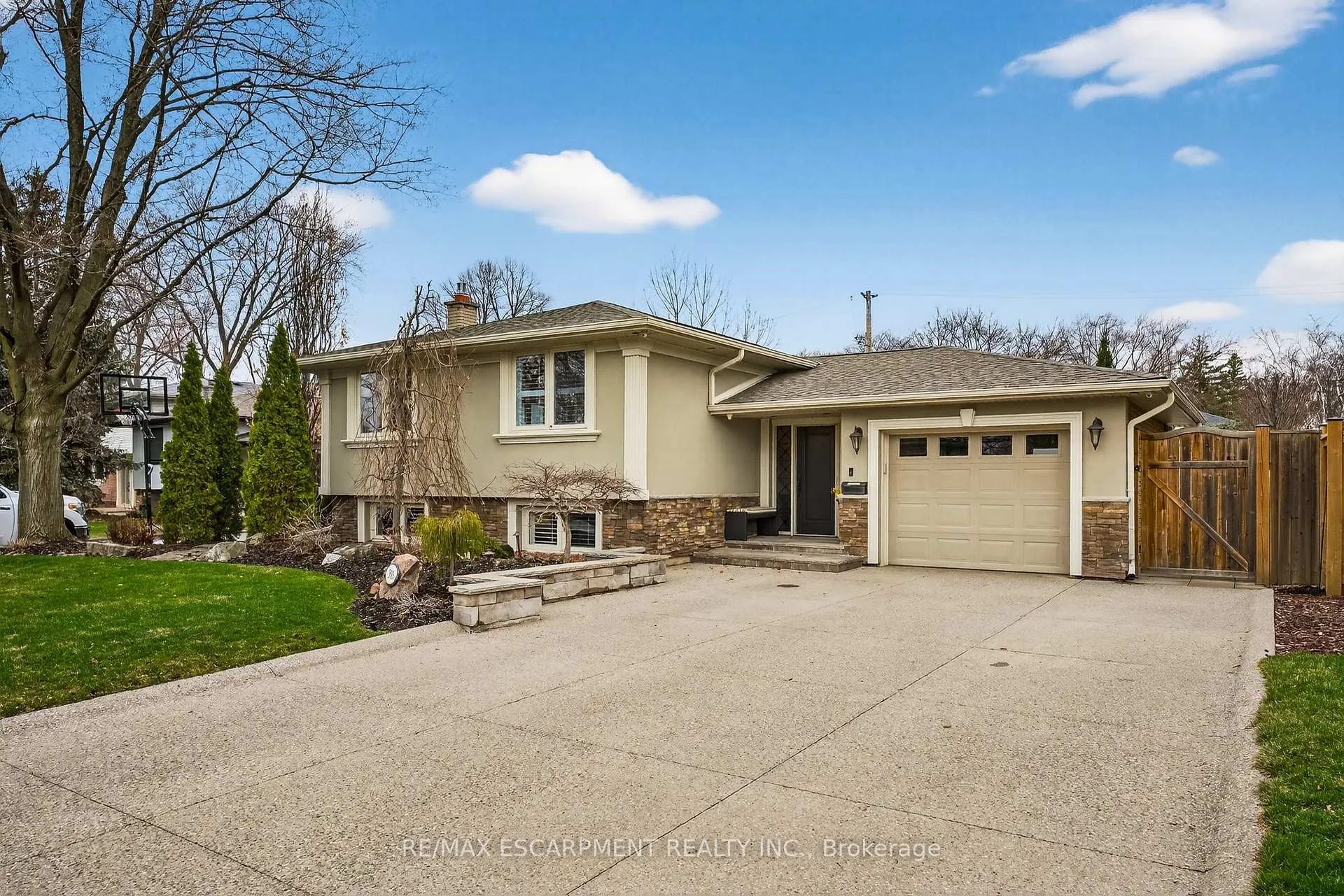 Photo 3 of 316 Silvana Crescent, Burlington, Shoreacres — HOMEH