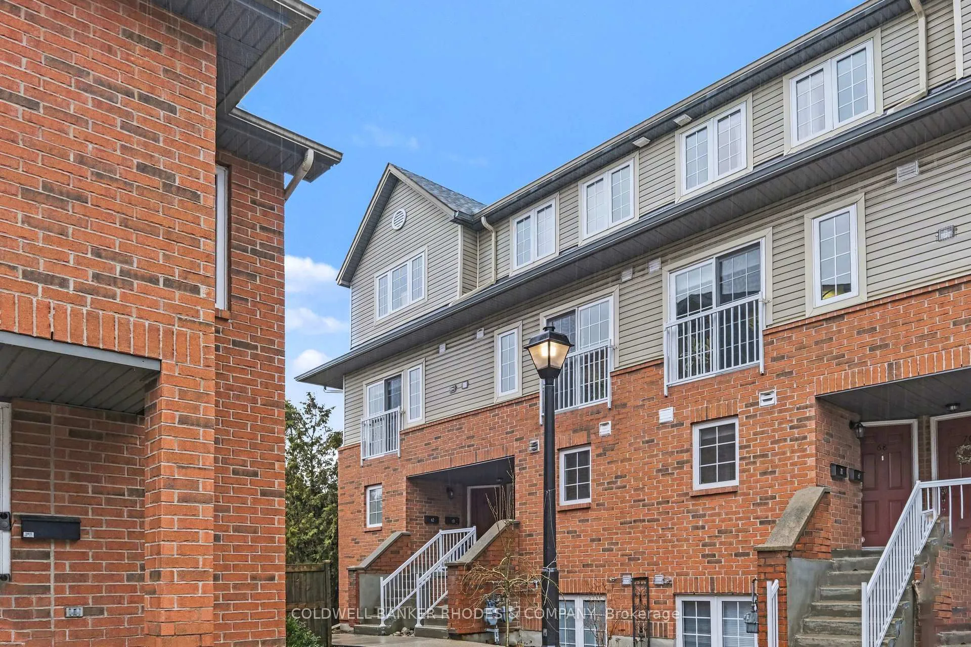 Photo 1 of 60 Mayflower Private, Ottawa, Woodroffe — HOMEH