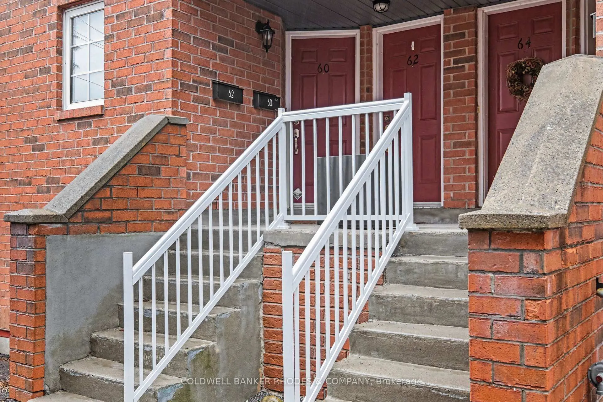 Photo 2 of 60 Mayflower Private, Ottawa, Woodroffe — HOMEH