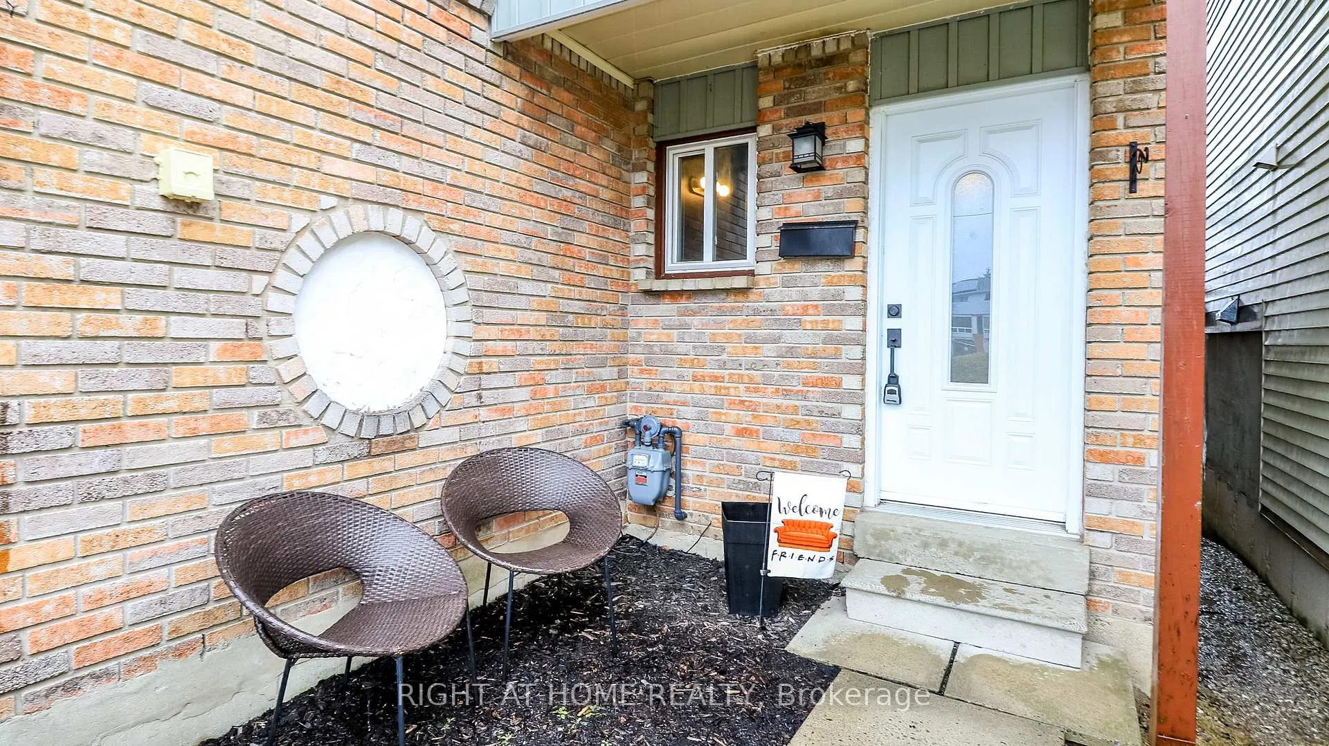 Photo 2 of 21 Robin Court, Barrie, Cundles East — HOMEH