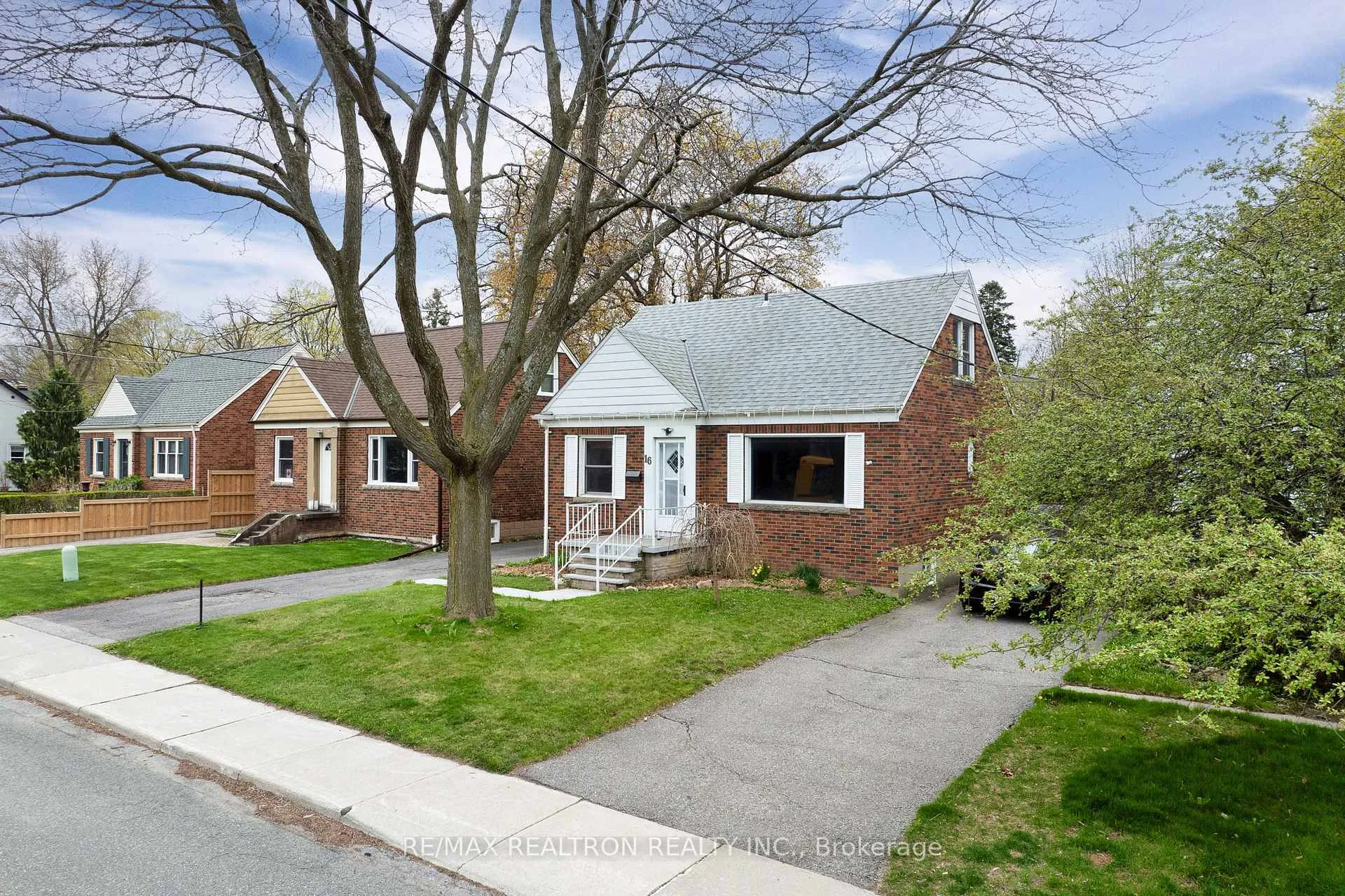Photo 2 of 16 Plaxton Drive, Toronto, O'Connor-Parkview — HOMEH