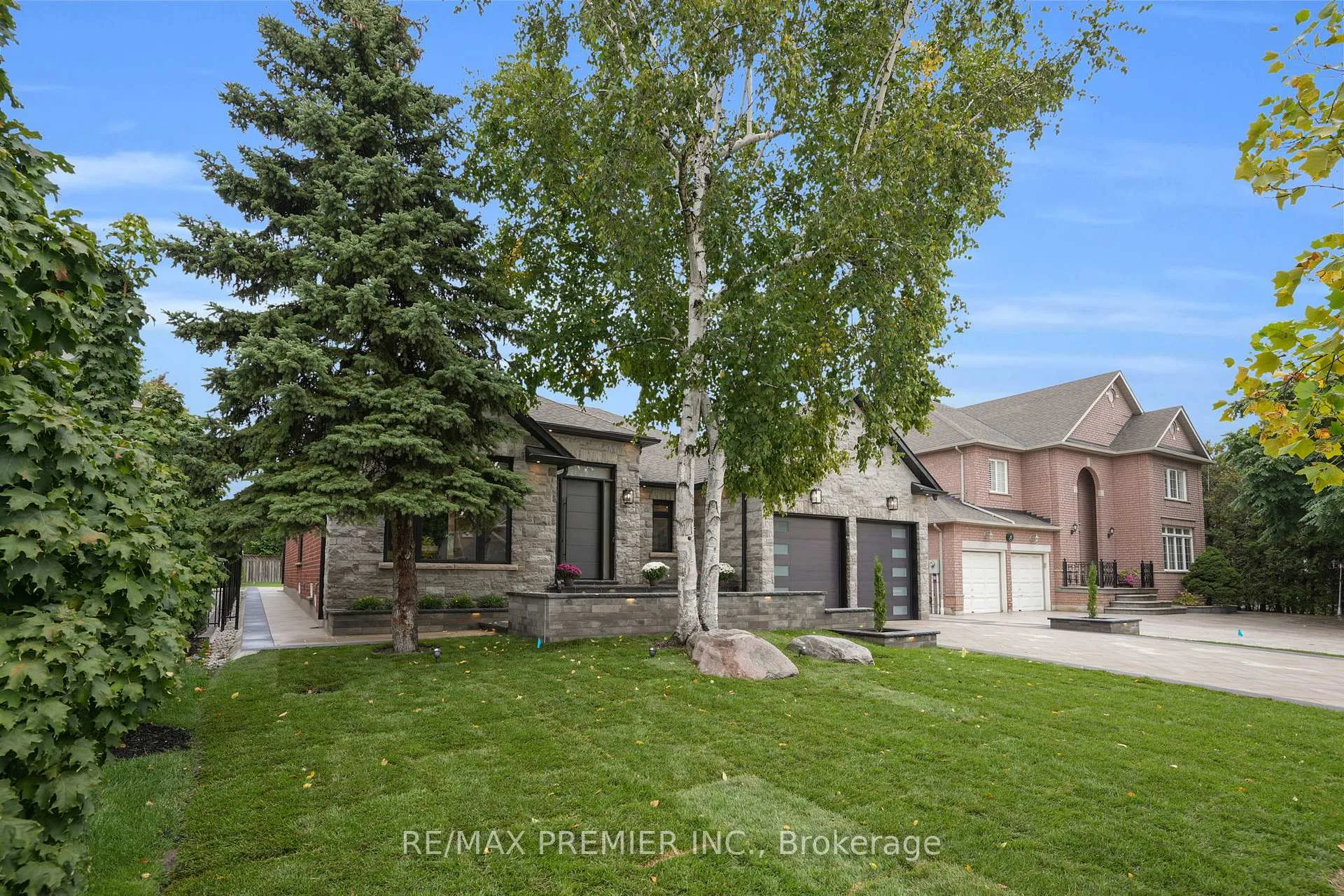Photo 2 of 19 Polo Crescent, Vaughan, East Woodbridge — HOMEH