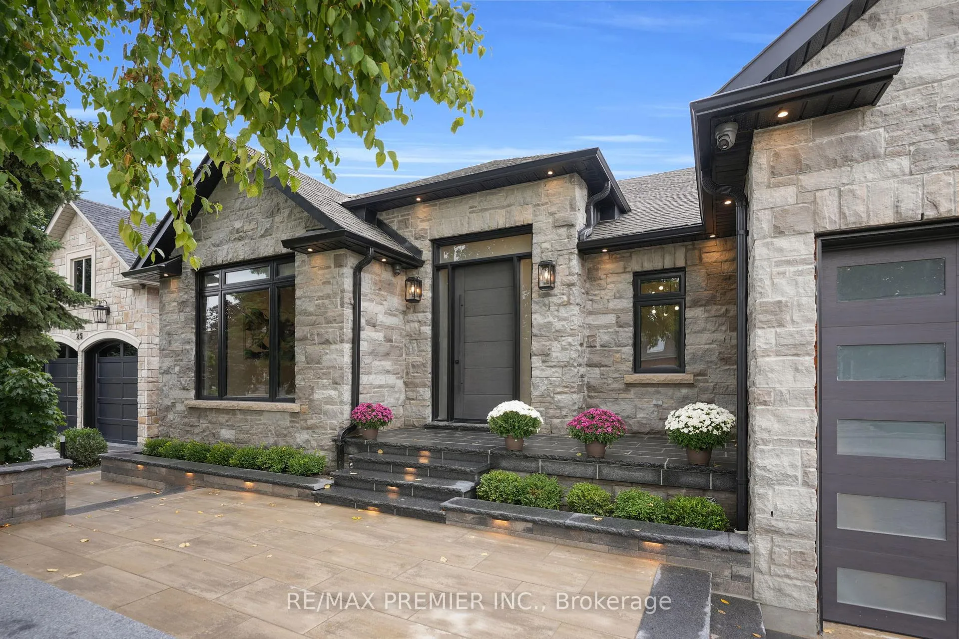 Photo 3 of 19 Polo Crescent, Vaughan, East Woodbridge — HOMEH