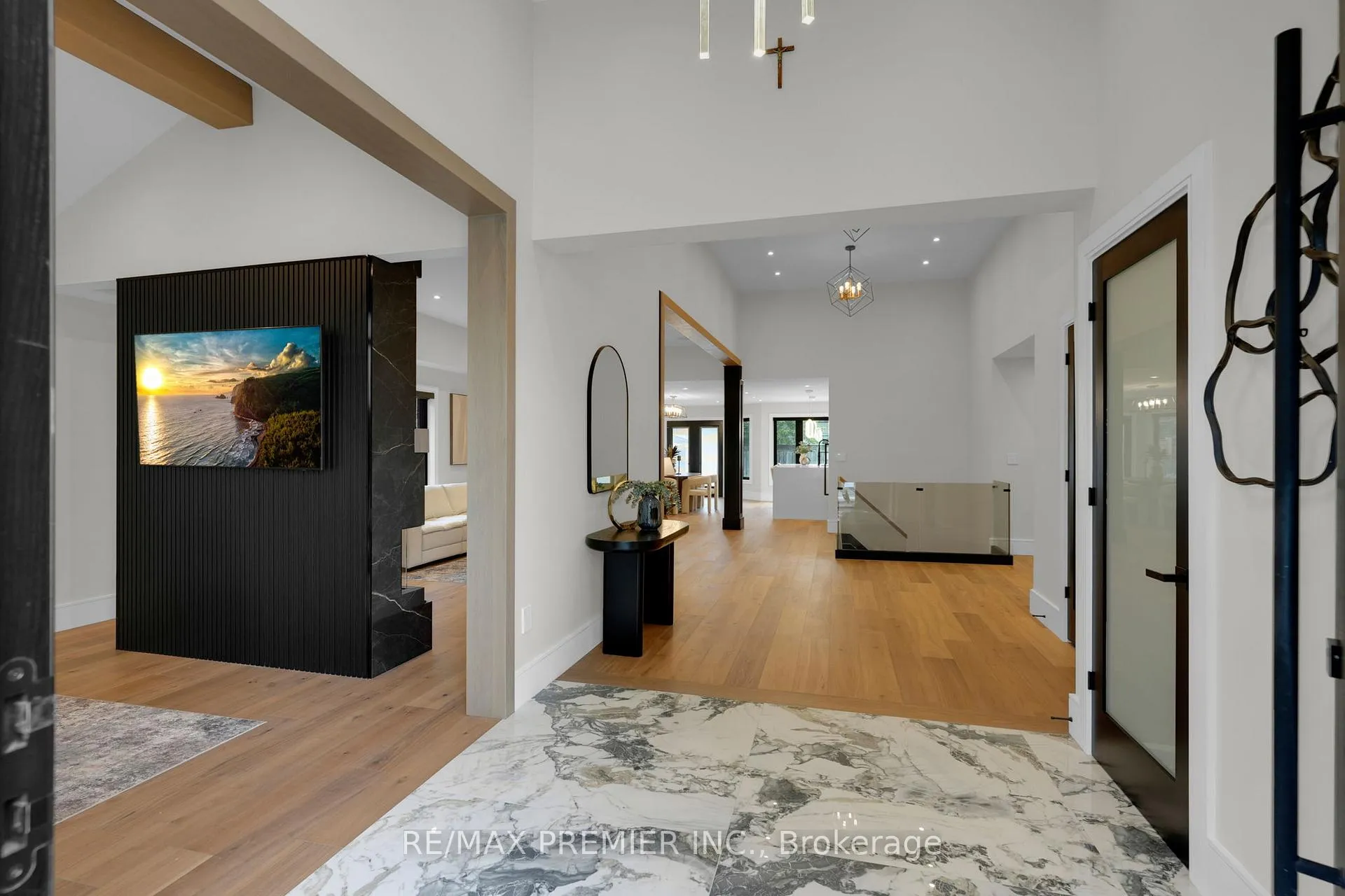 Photo 4 of 19 Polo Crescent, Vaughan, East Woodbridge — HOMEH