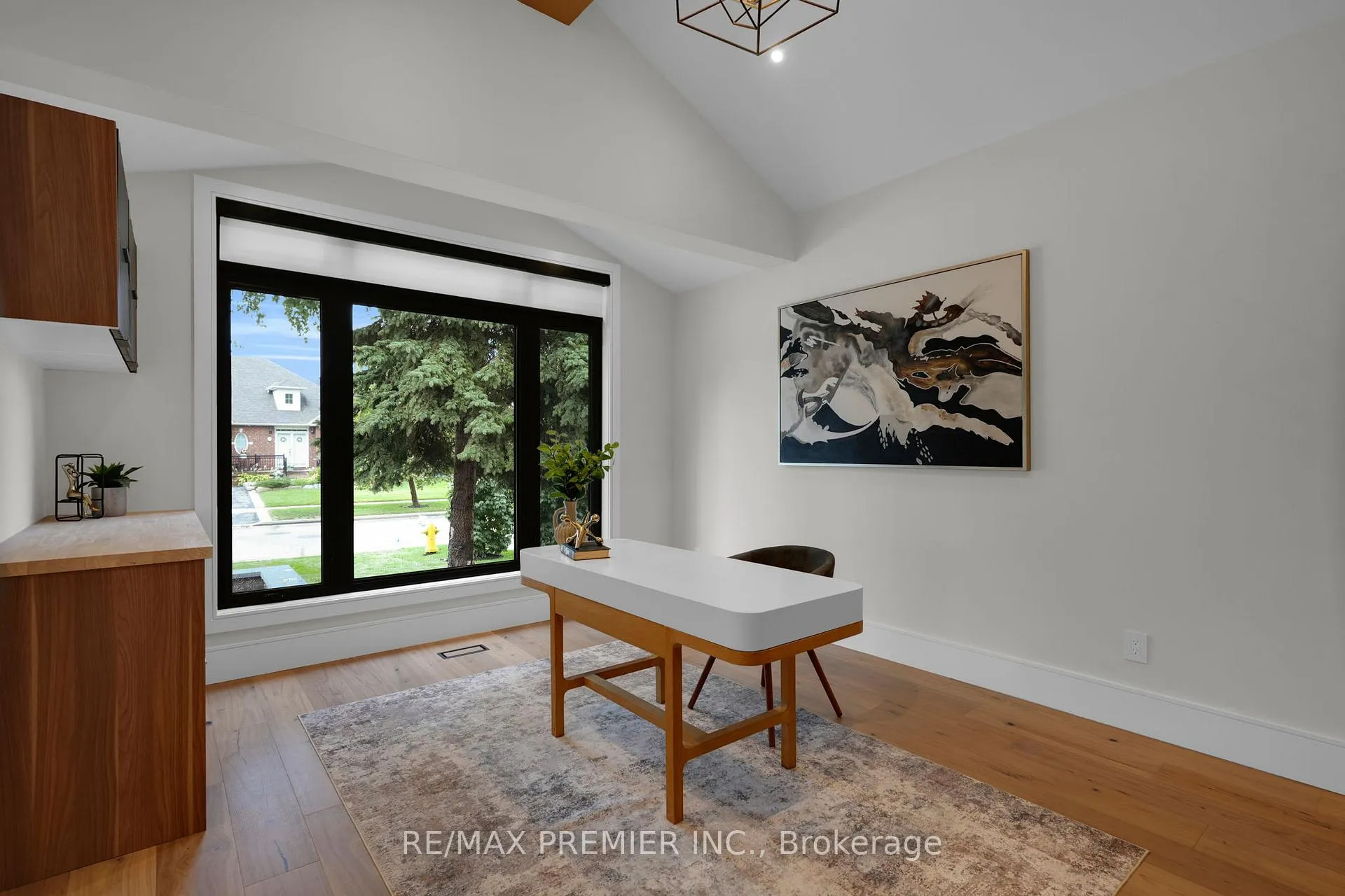 Photo 8 of 19 Polo Crescent, Vaughan, East Woodbridge — HOMEH