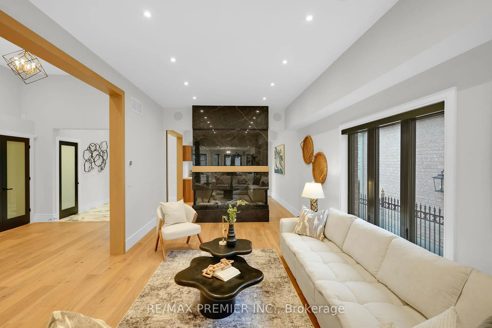 Photo 10 of 19 Polo Crescent, Vaughan, East Woodbridge — HOMEH