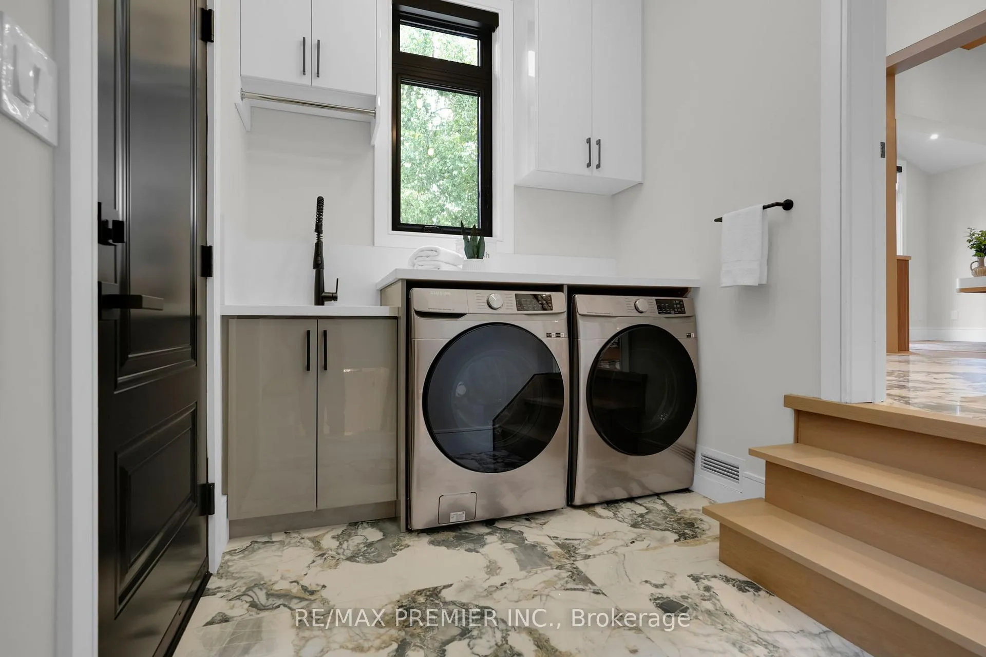 Photo 21 of 19 Polo Crescent, Vaughan, East Woodbridge — HOMEH