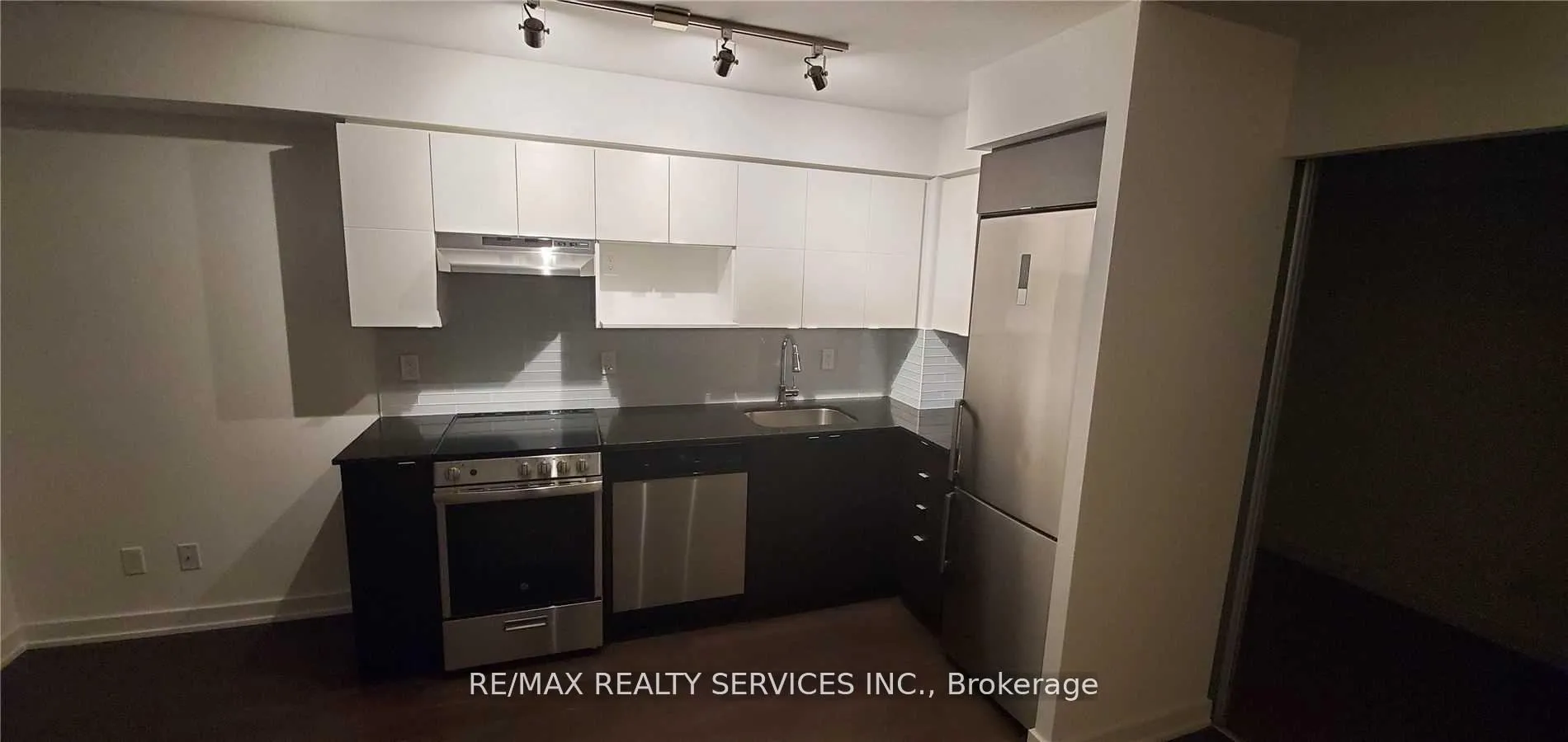Photo 4 of Unit 906, 120 Varna Drive, Toronto, Englemount-Lawrence — HOMEH