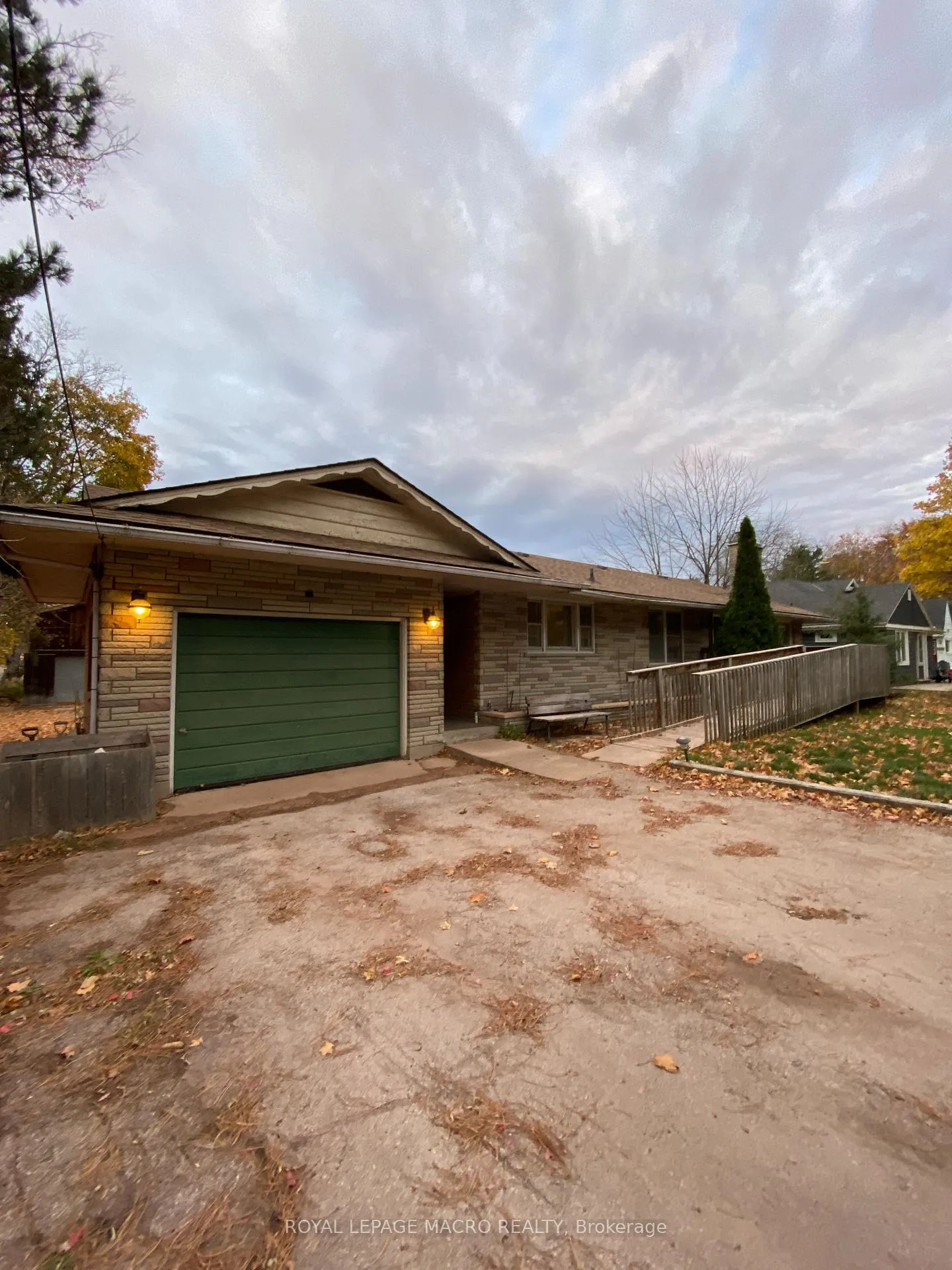Photo 2 of 260 Main Street W, Grimsby, Grimsby West — HOMEH