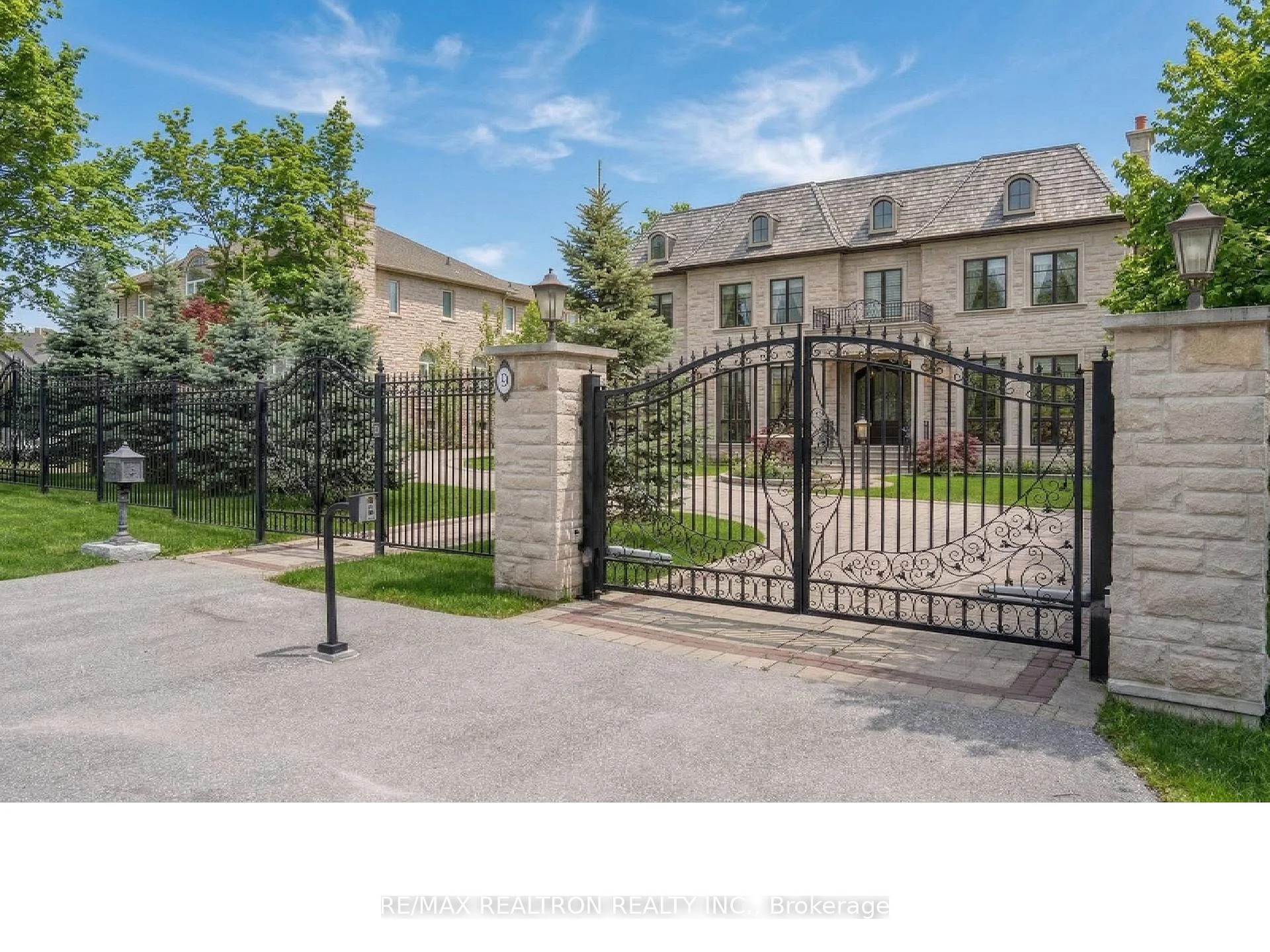Photo 2 of 9 Thornbank Road, Vaughan, Uplands — HOMEH
